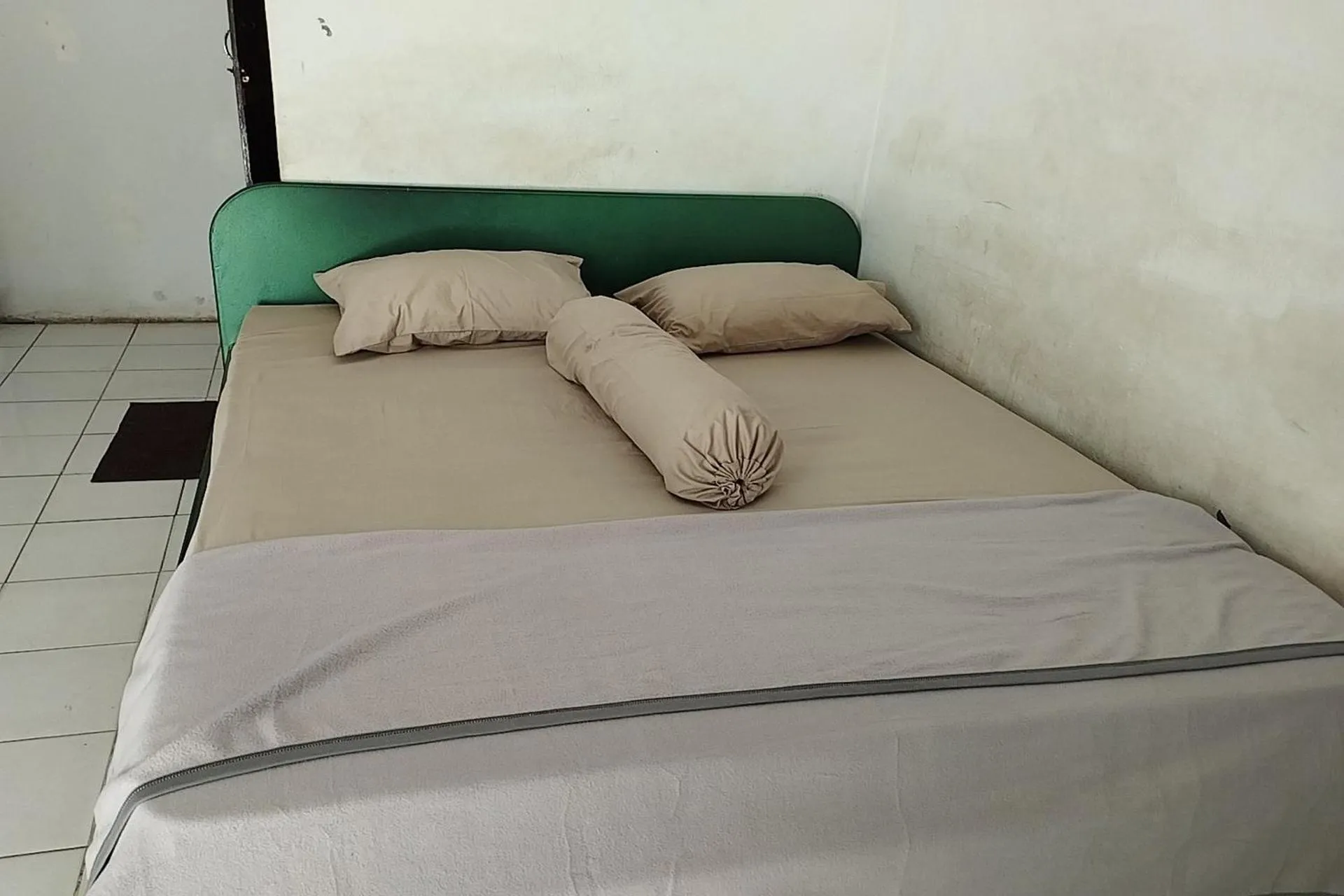 Bedroom, Bed in Hotel O Losmen Karunia Katingan Near Kantor Sekretariat PPK Katingan Kuala