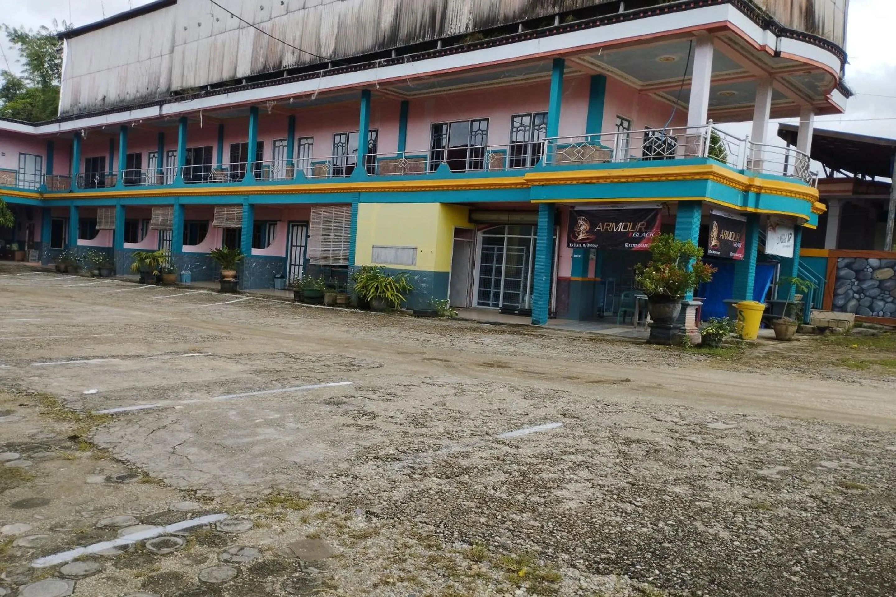 Facade/entrance in Hotel O Losmen Karunia Katingan Near Kantor Sekretariat PPK Katingan Kuala