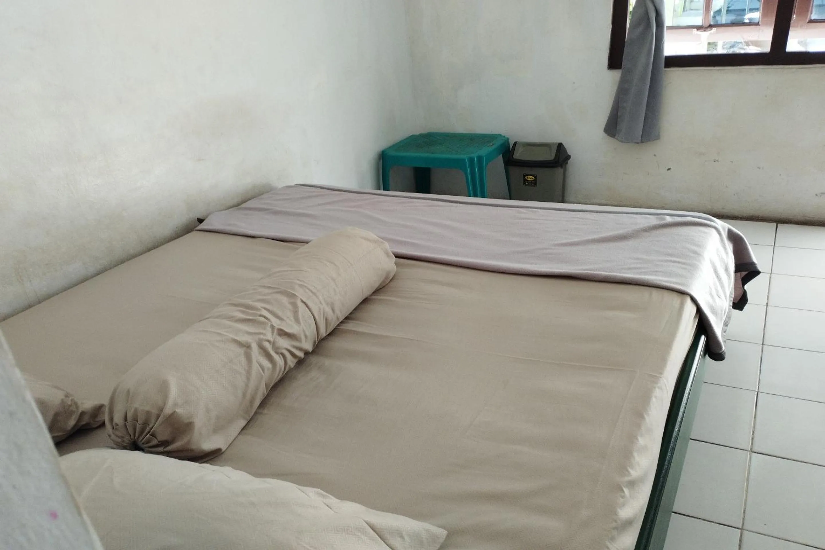 Bedroom, Bed in Hotel O Losmen Karunia Katingan Near Kantor Sekretariat PPK Katingan Kuala