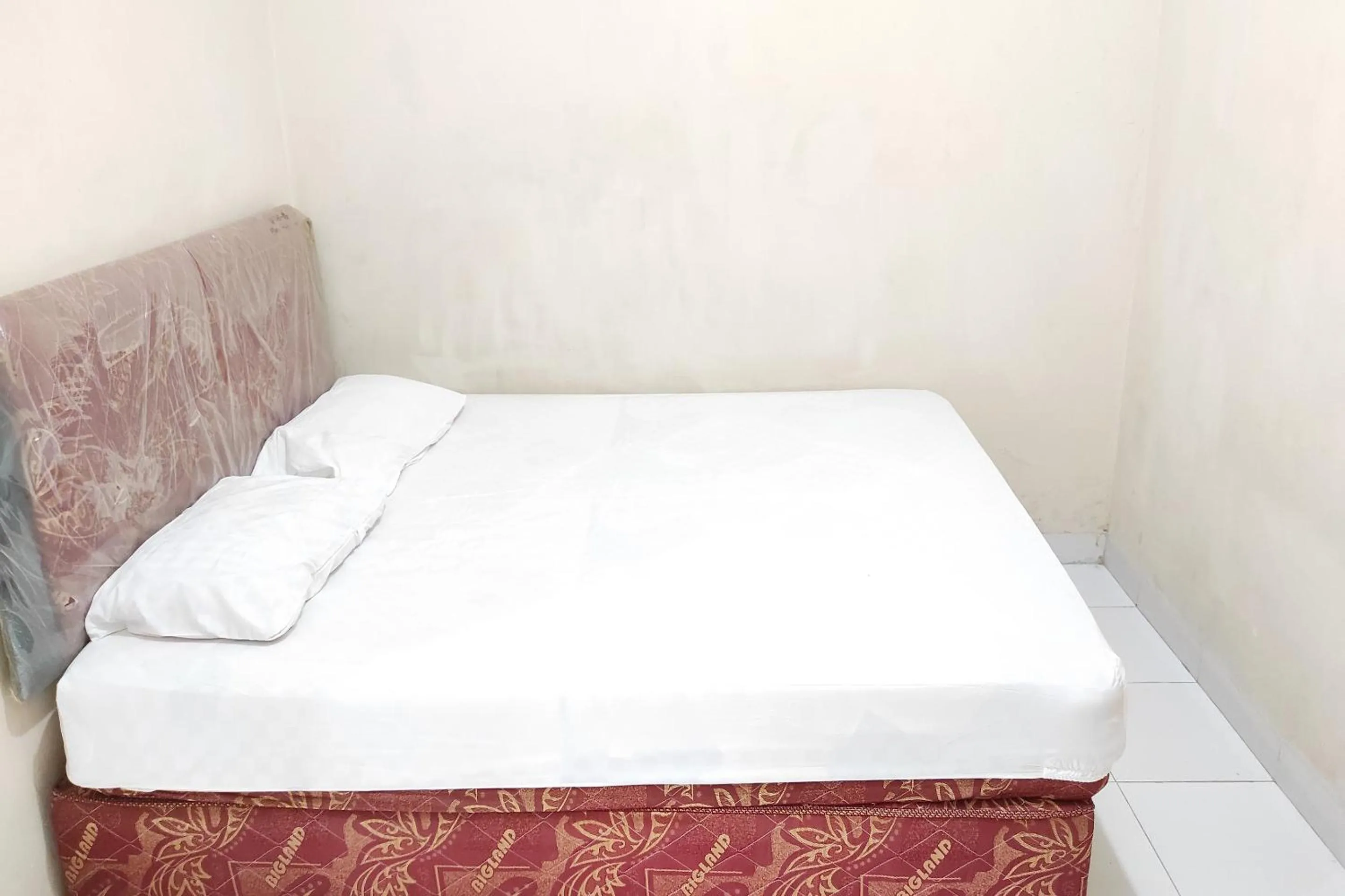 Bedroom, Bed in Hotel O Pondok Almirah