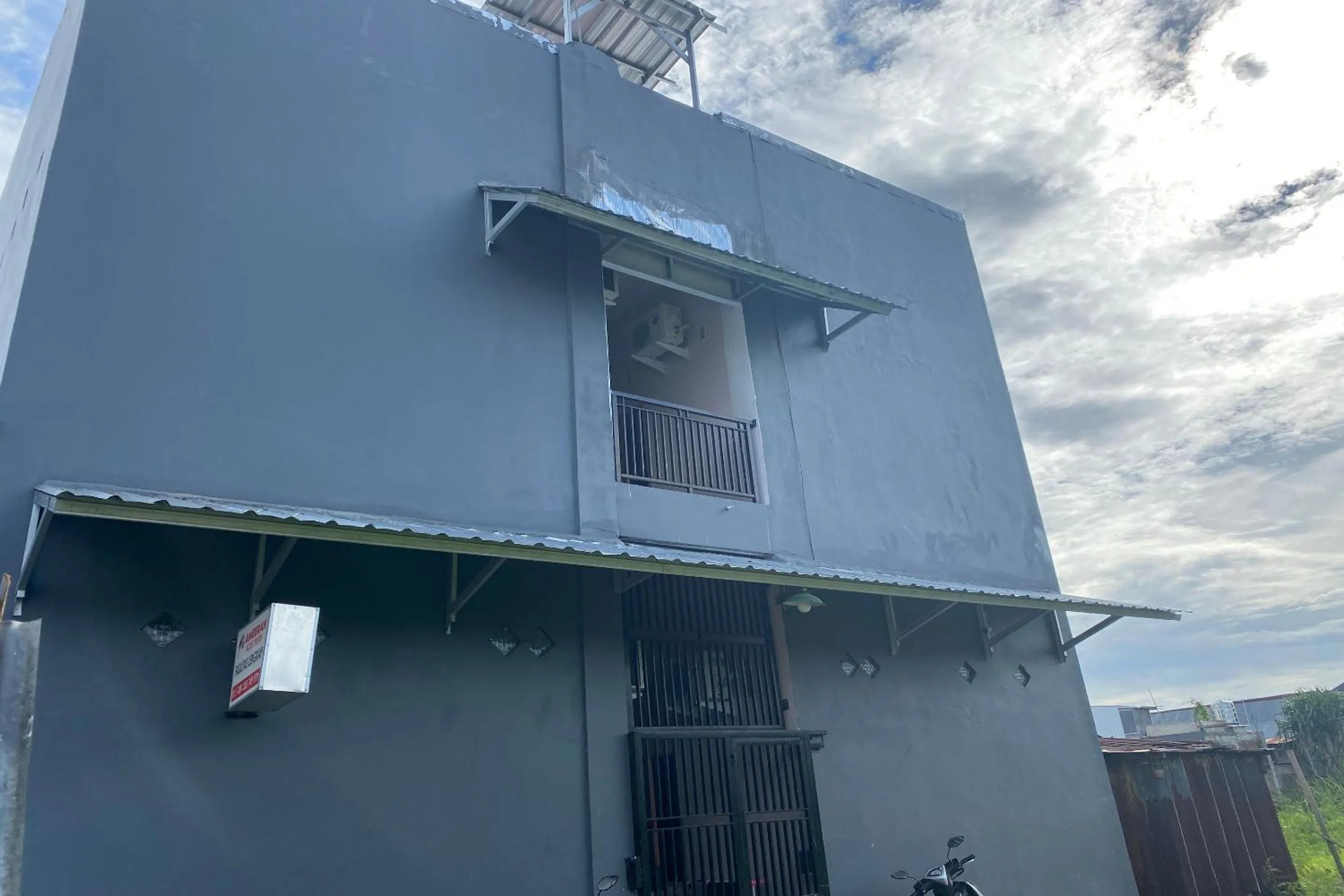 Facade/entrance in Hotel O Pondok Almirah