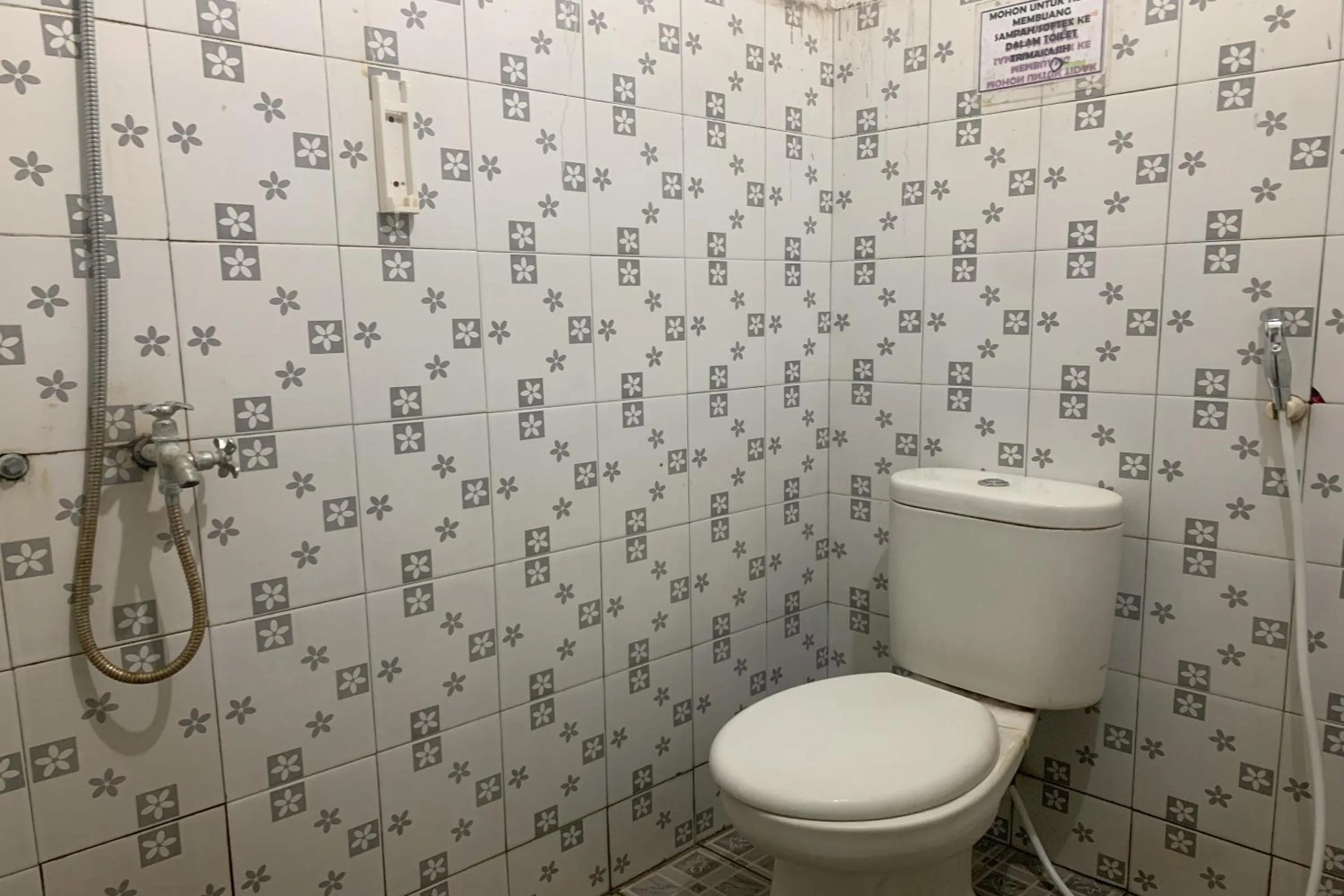 Bathroom in Hotel O Wisma Haji BunbunNearYani Heahlerr