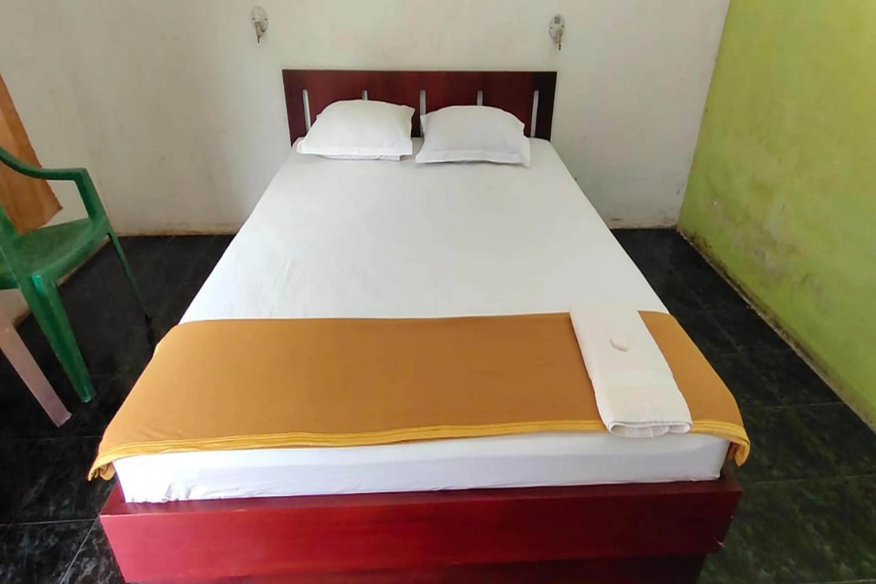 Bedroom, Bed in Hotel O Wisma Haji BunbunNearYani Heahlerr