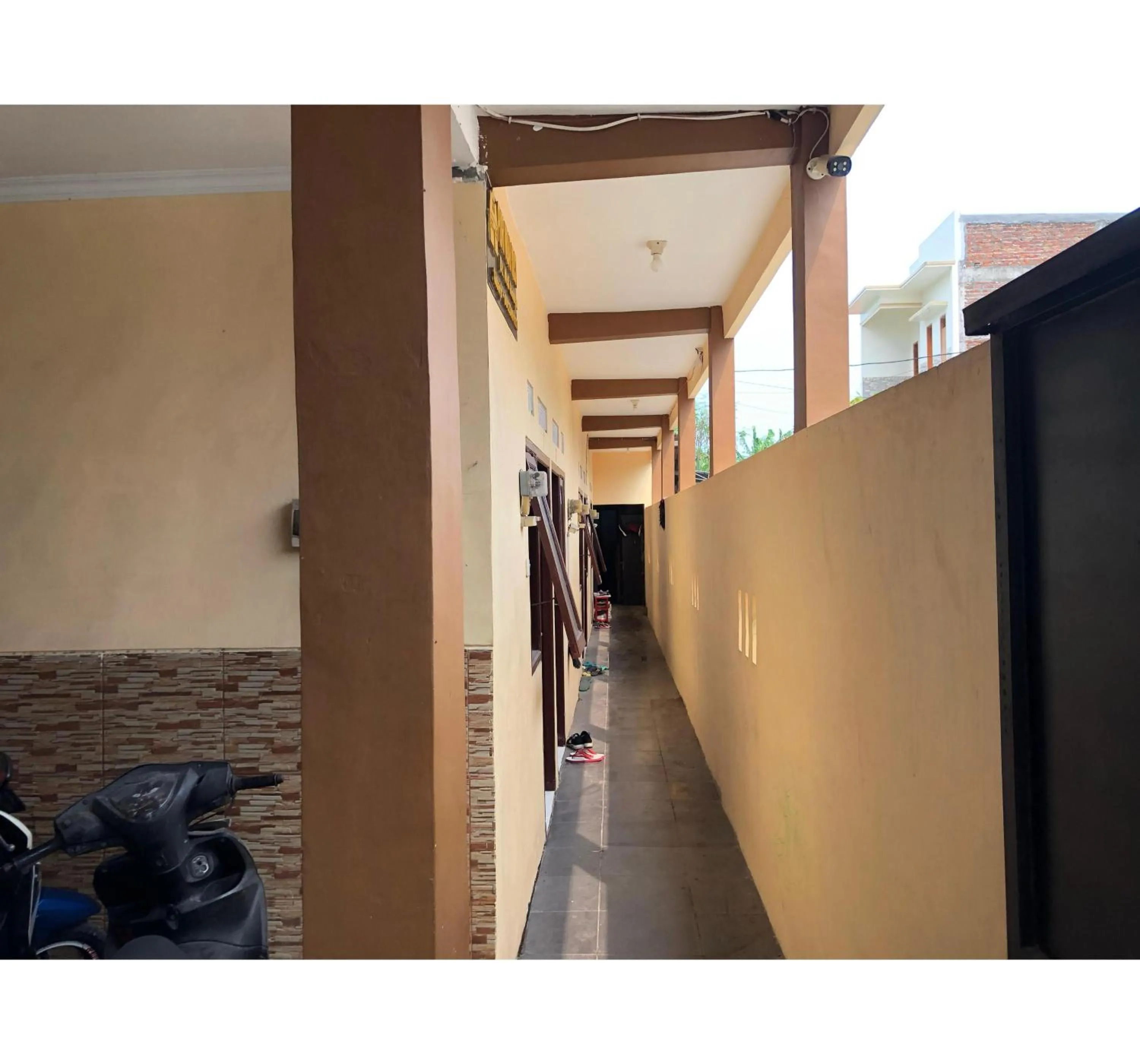 Parking in Hotel O Homestay Puri Indah SyariahNearBandara Internasional Juanda