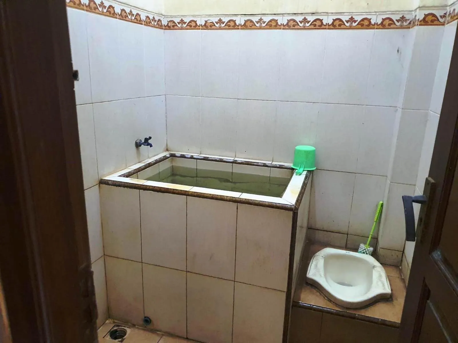 Bathroom in Hotel O Homestay Puri Indah SyariahNearBandara Internasional Juanda