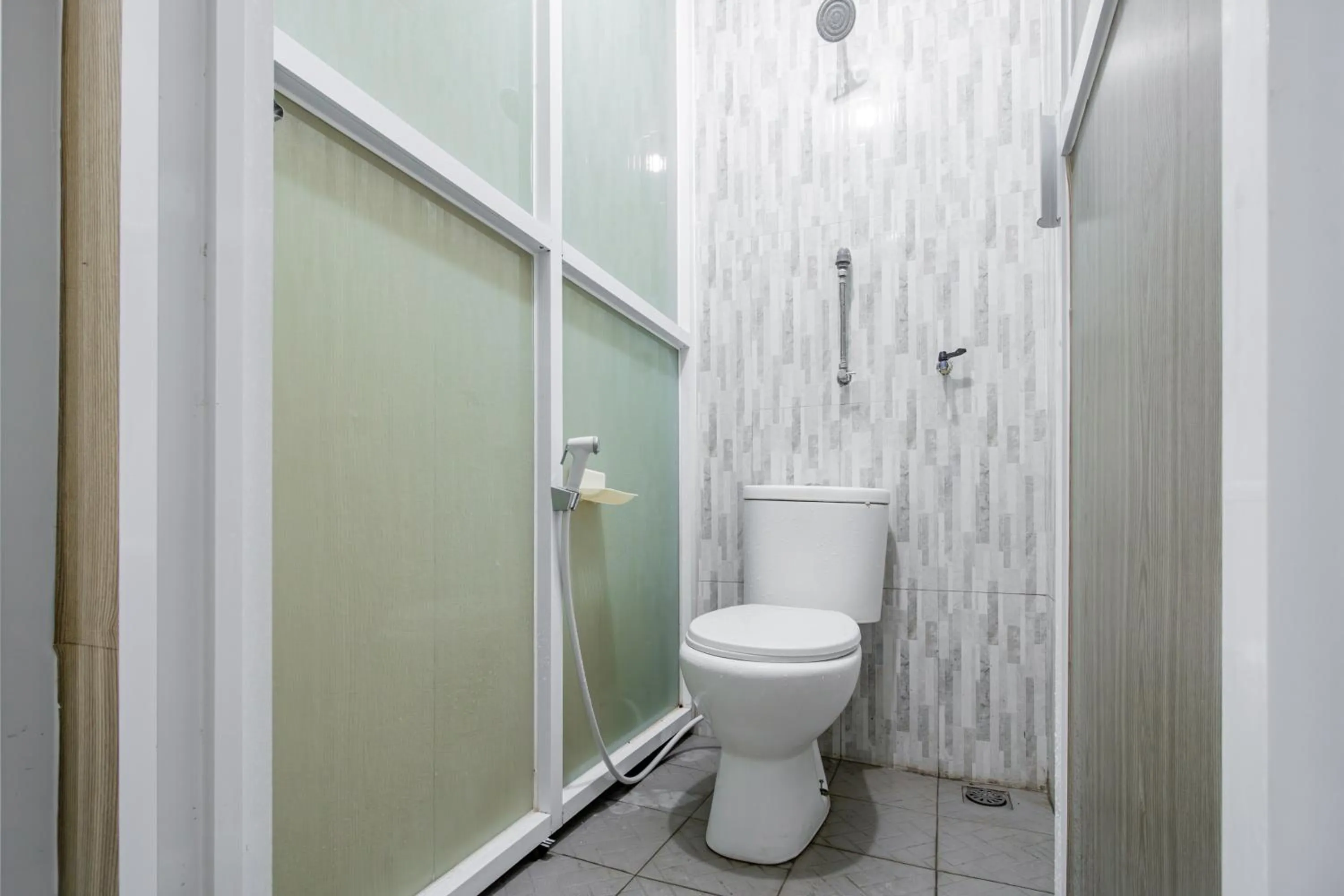 Bathroom in OYO 93526 Homely Syariah