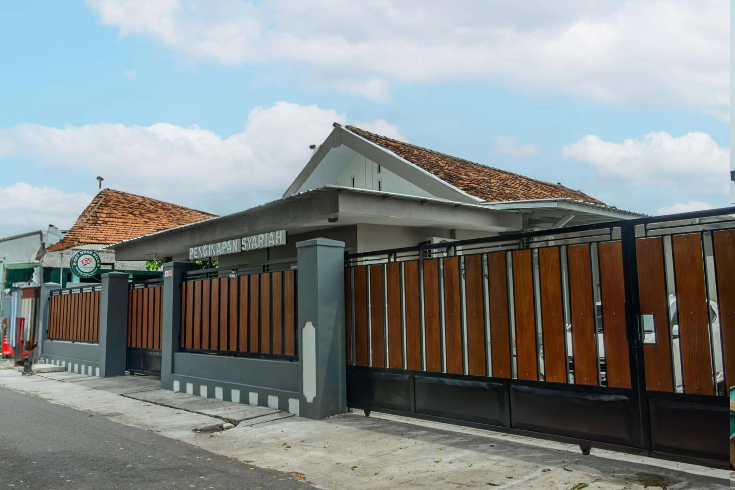 Facade/entrance in OYO 93526 Homely Syariah