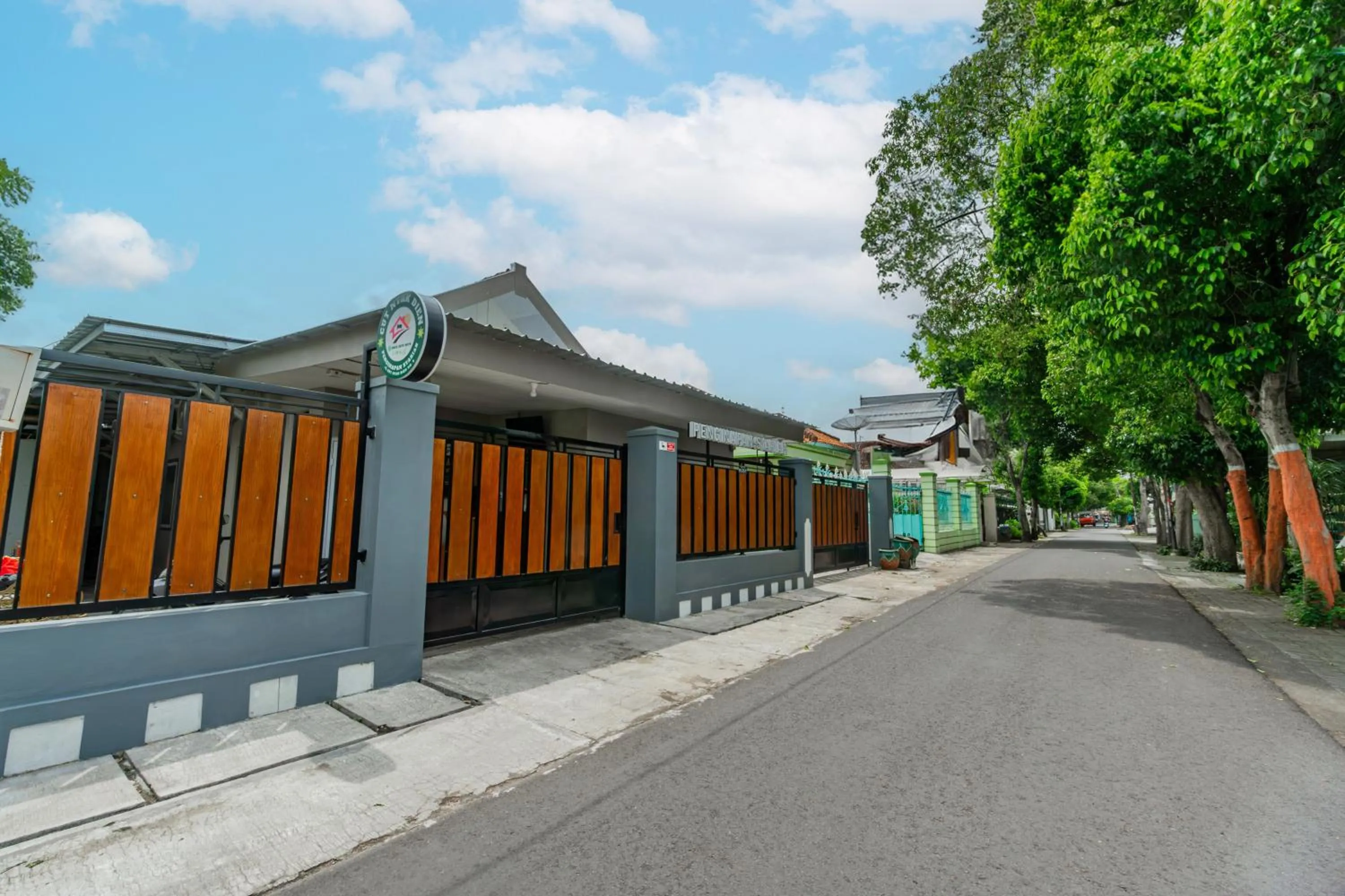 Facade/entrance in OYO 93526 Homely Syariah