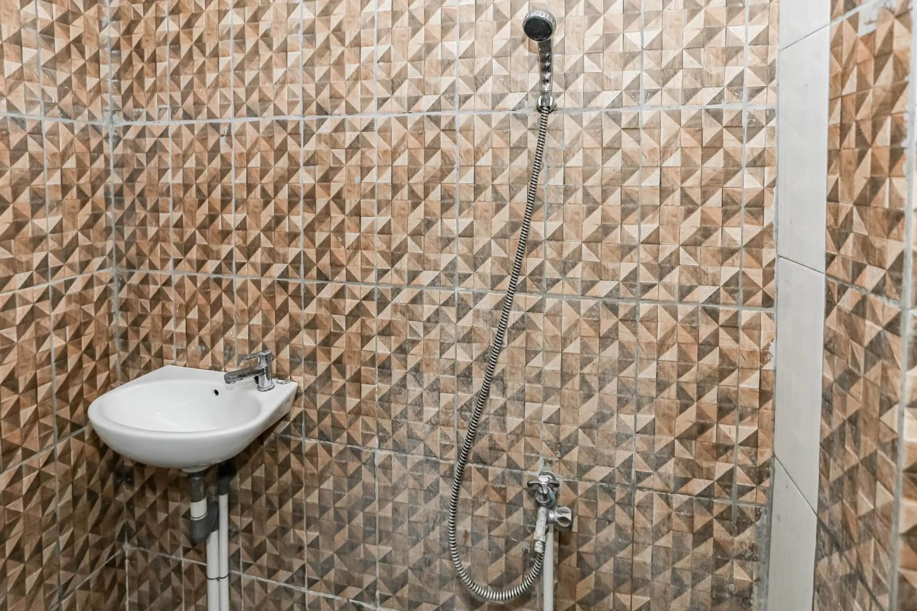 Bathroom in SPOT ON 93515 Pulo Gebang Guest House