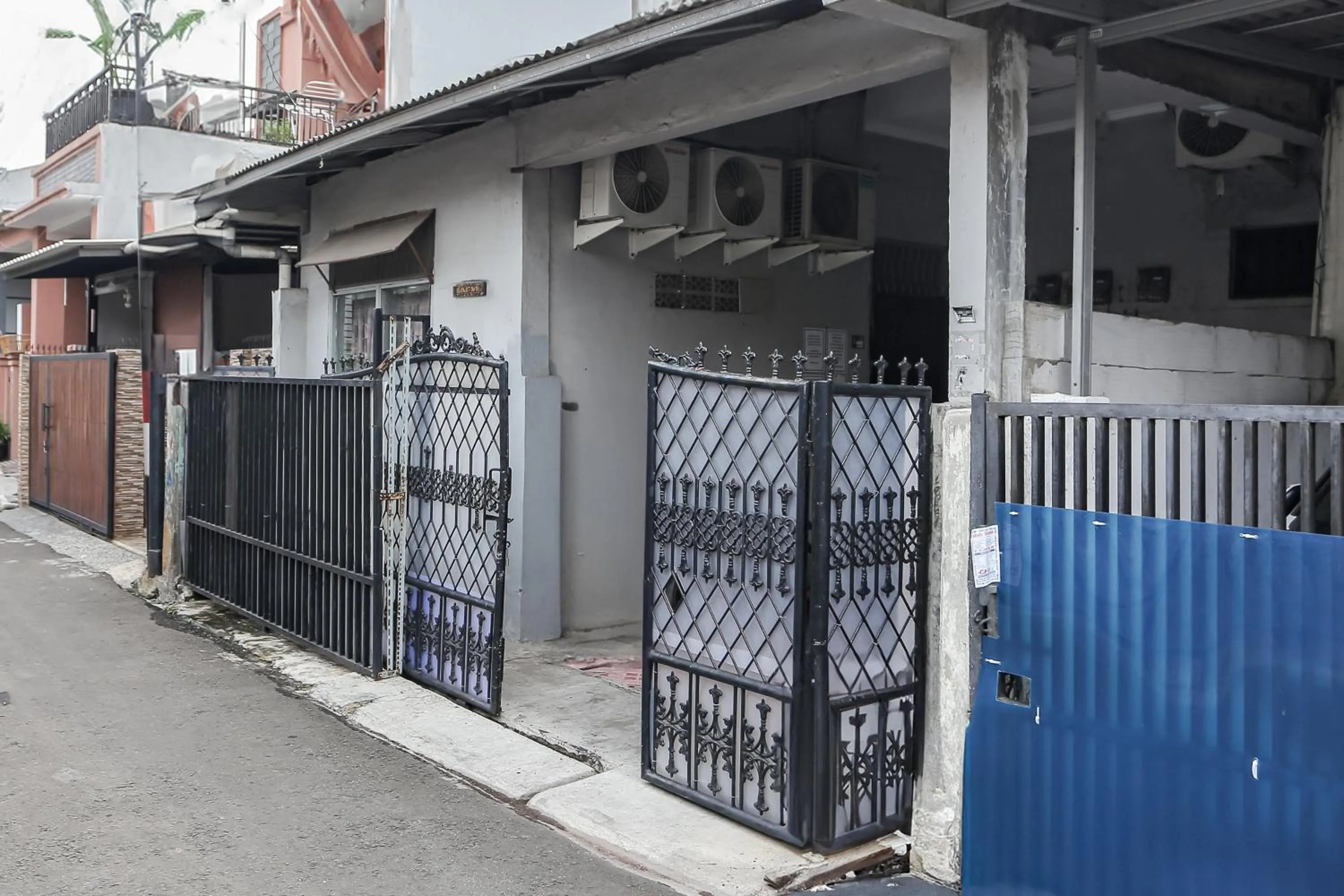 Facade/entrance in SPOT ON 93515 Pulo Gebang Guest House