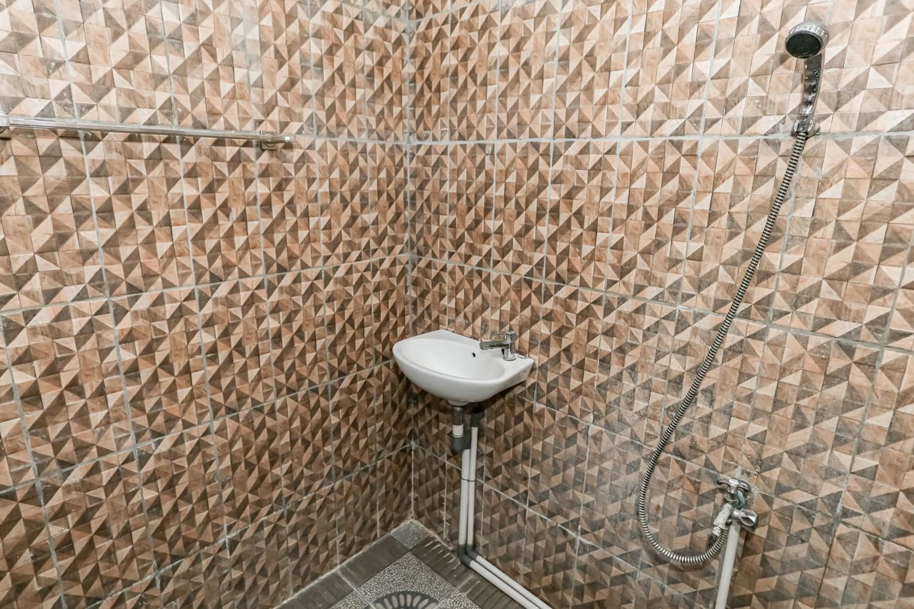 Bathroom in SPOT ON 93515 Pulo Gebang Guest House