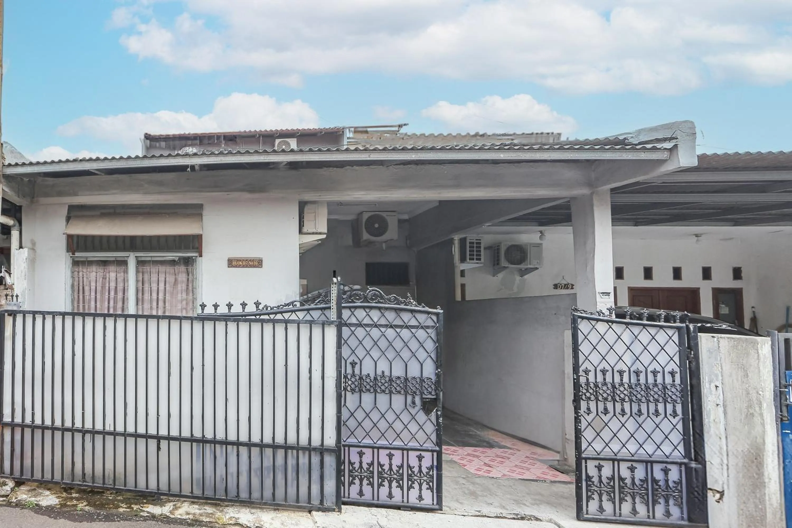 Facade/entrance in SPOT ON 93515 Pulo Gebang Guest House