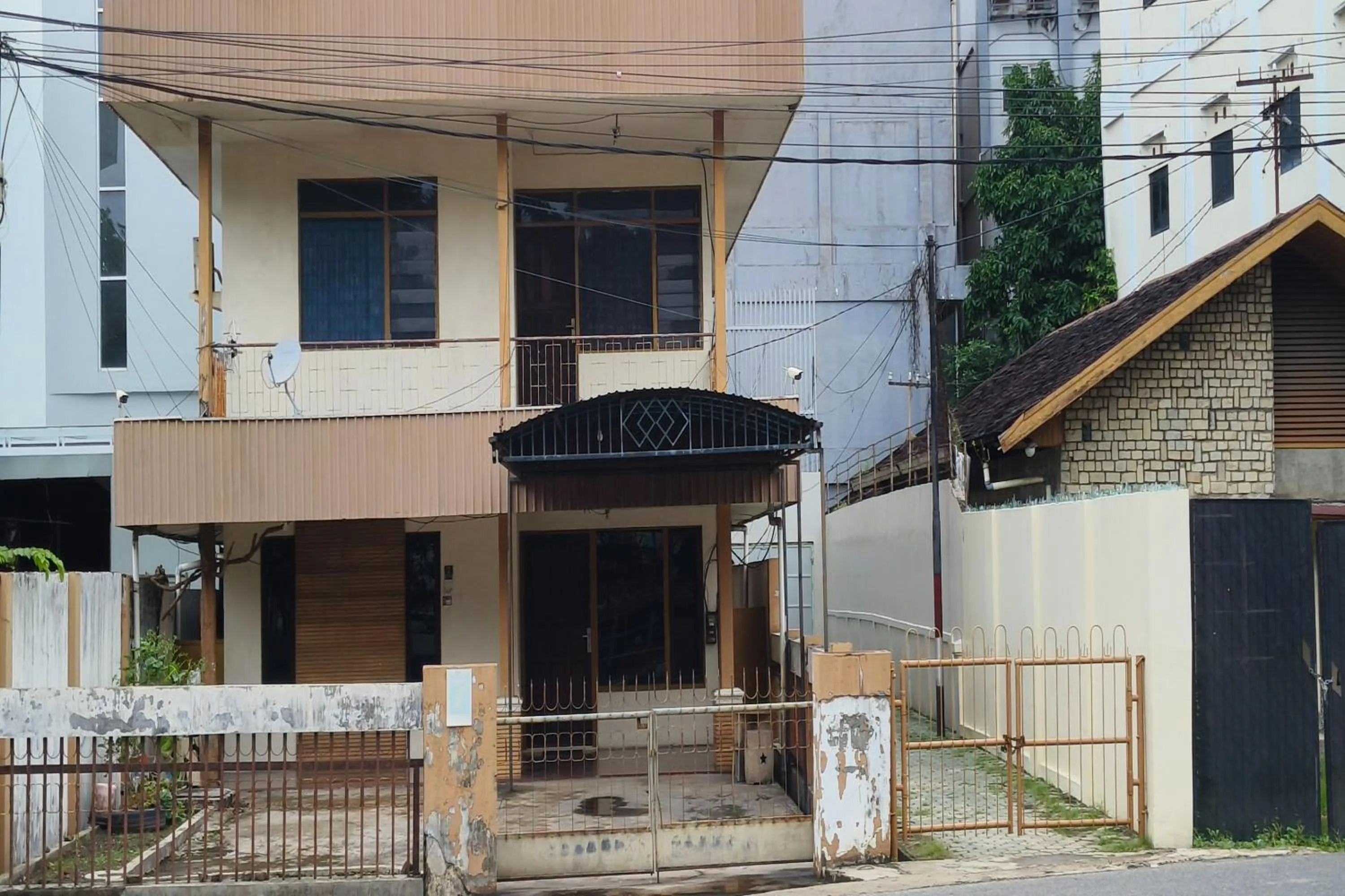 Property building in Hotel O Penginapan Laras PaminggirNearPesona Alam Seafood Pink Mira