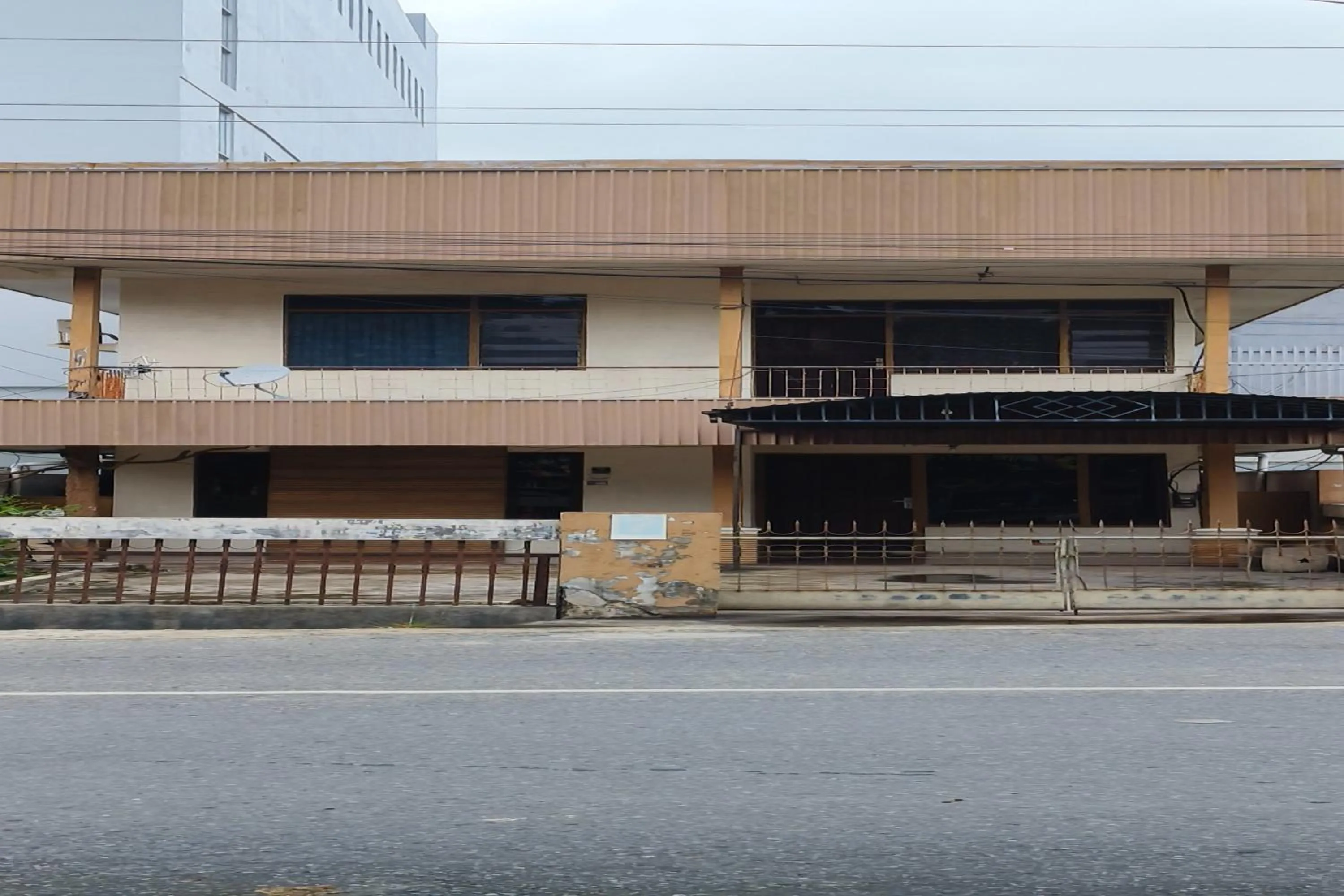 Property building in Hotel O Penginapan Laras PaminggirNearPesona Alam Seafood Pink Mira