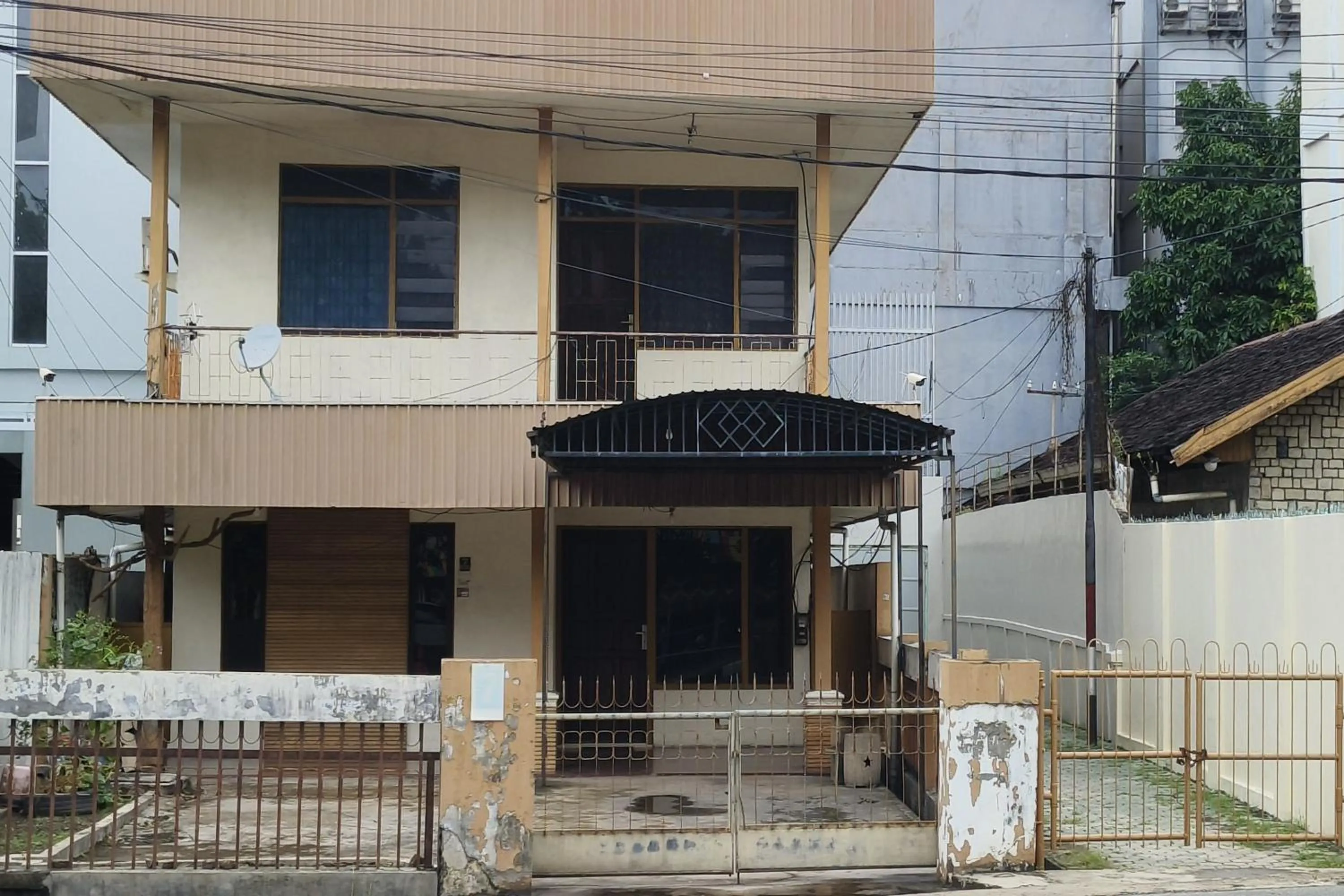 Property building in Hotel O Penginapan Laras PaminggirNearPesona Alam Seafood Pink Mira