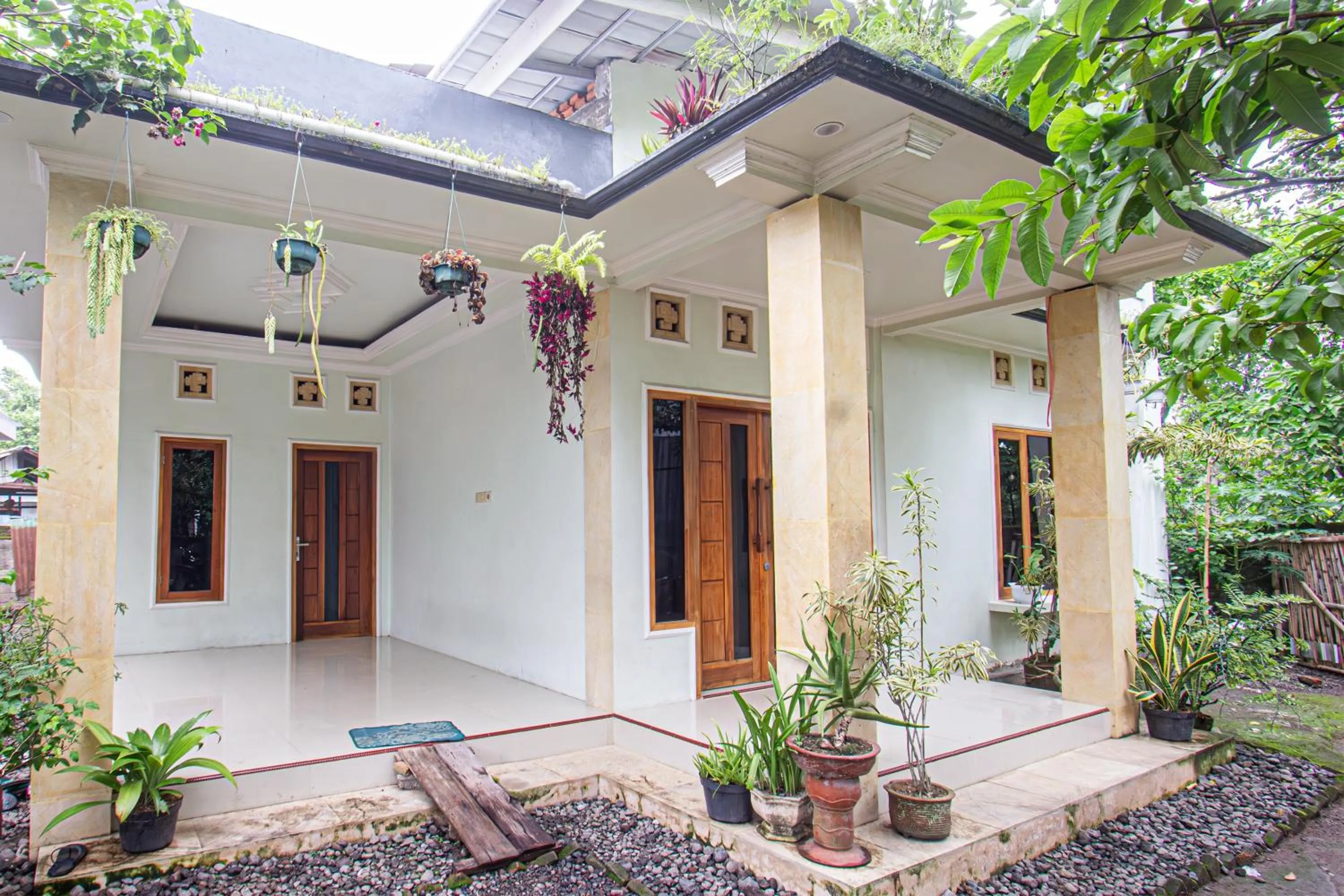 Facade/entrance in Hotel O Kebun Manis Homestay Near Lapangan Bola Volly Batu Kumbung