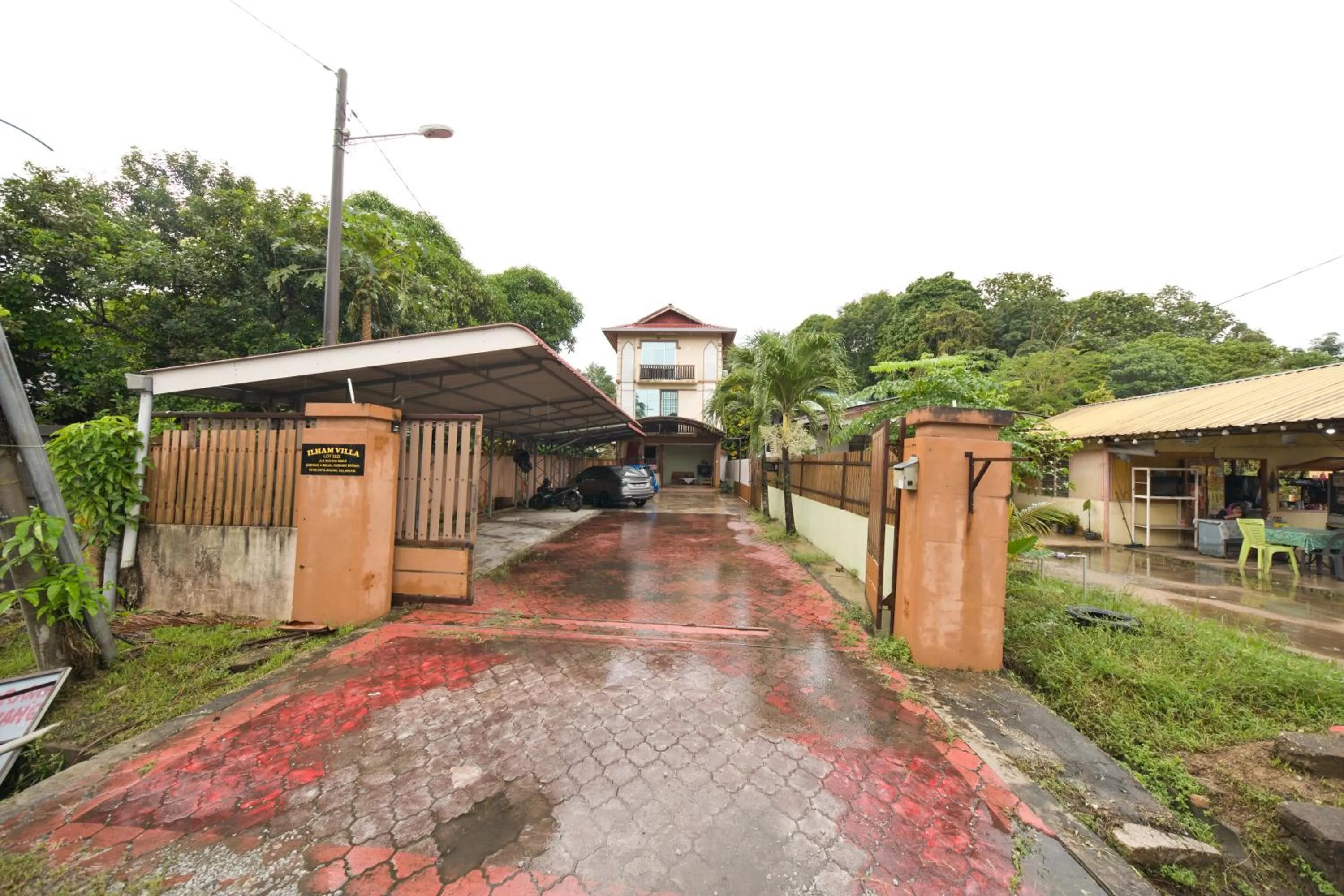 Facade/entrance in OYO 90915 Ilham Villa