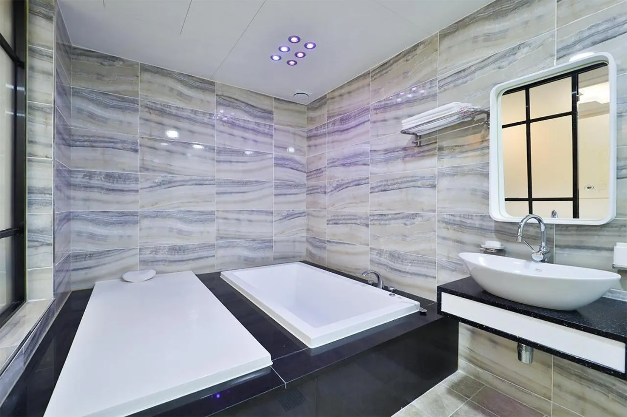 Hot Tub, Bed in G&G Hotel