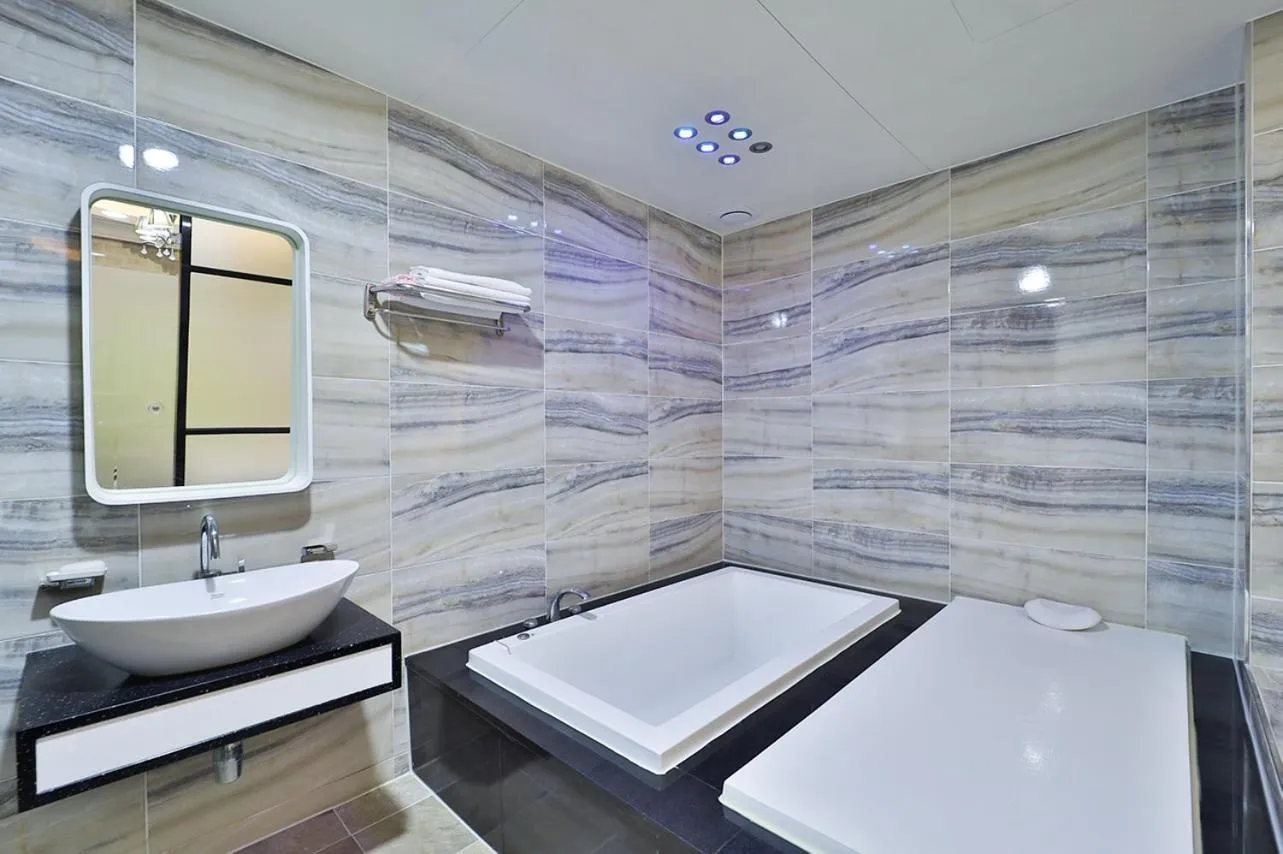 Bathroom in G&G Hotel