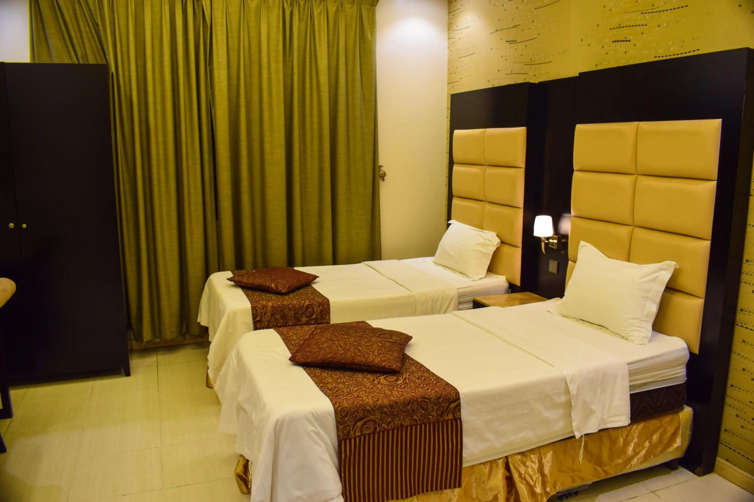 Bed in Arjan Qurtuba Served Apartments