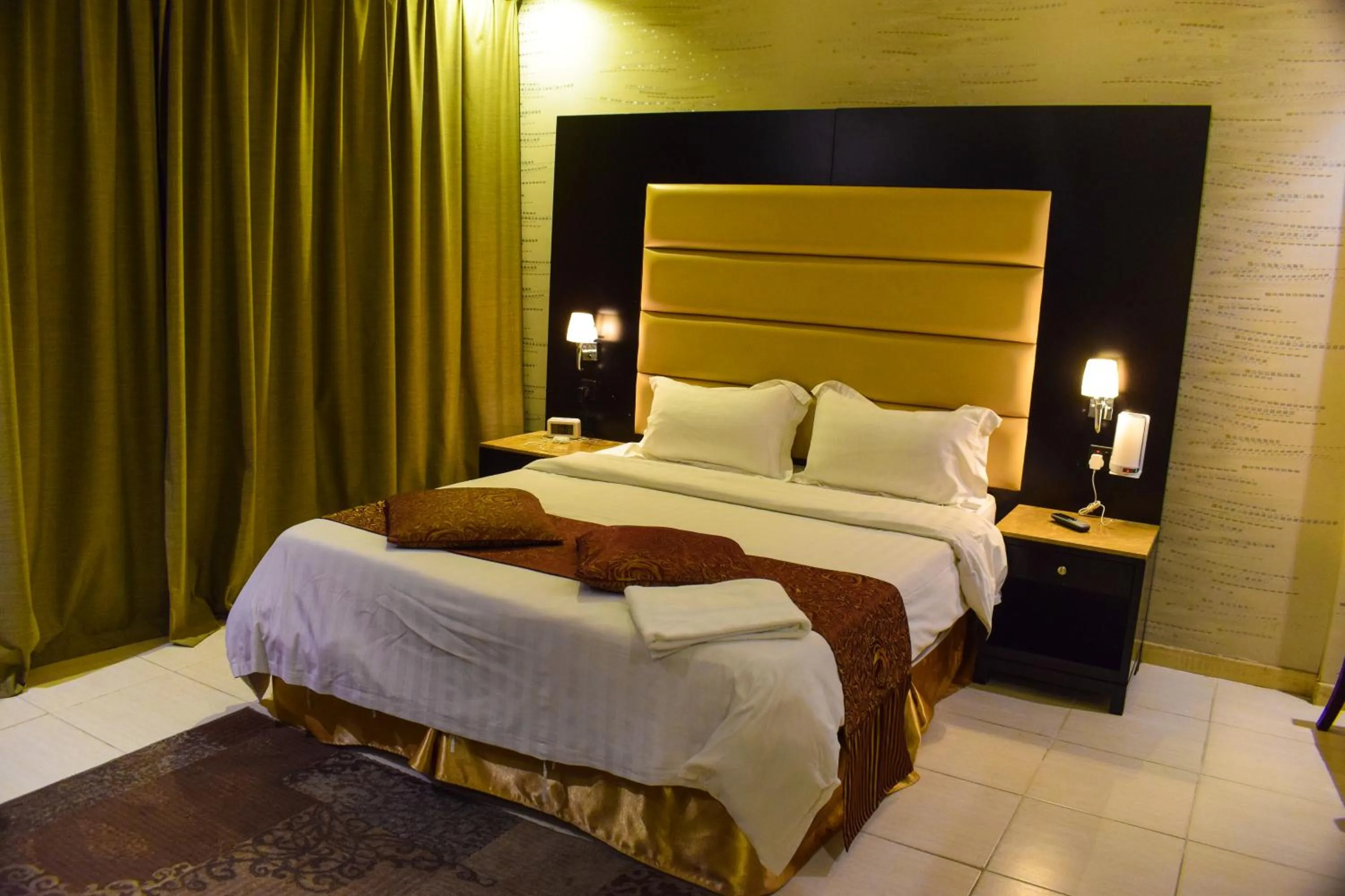 Bed in Arjan Qurtuba Served Apartments