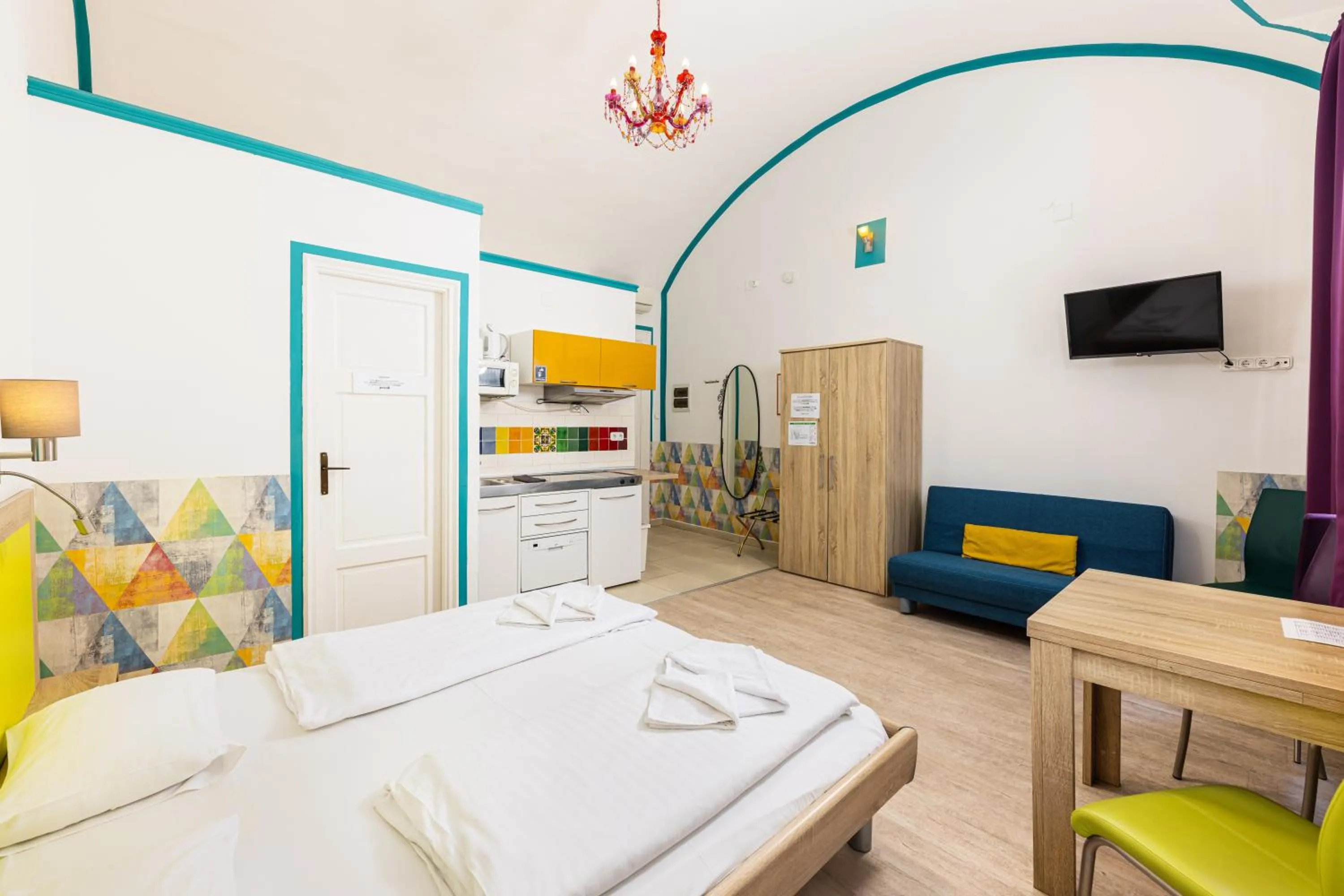 Photo of the whole room, Bed in Amber Gardenview Studios Downtown