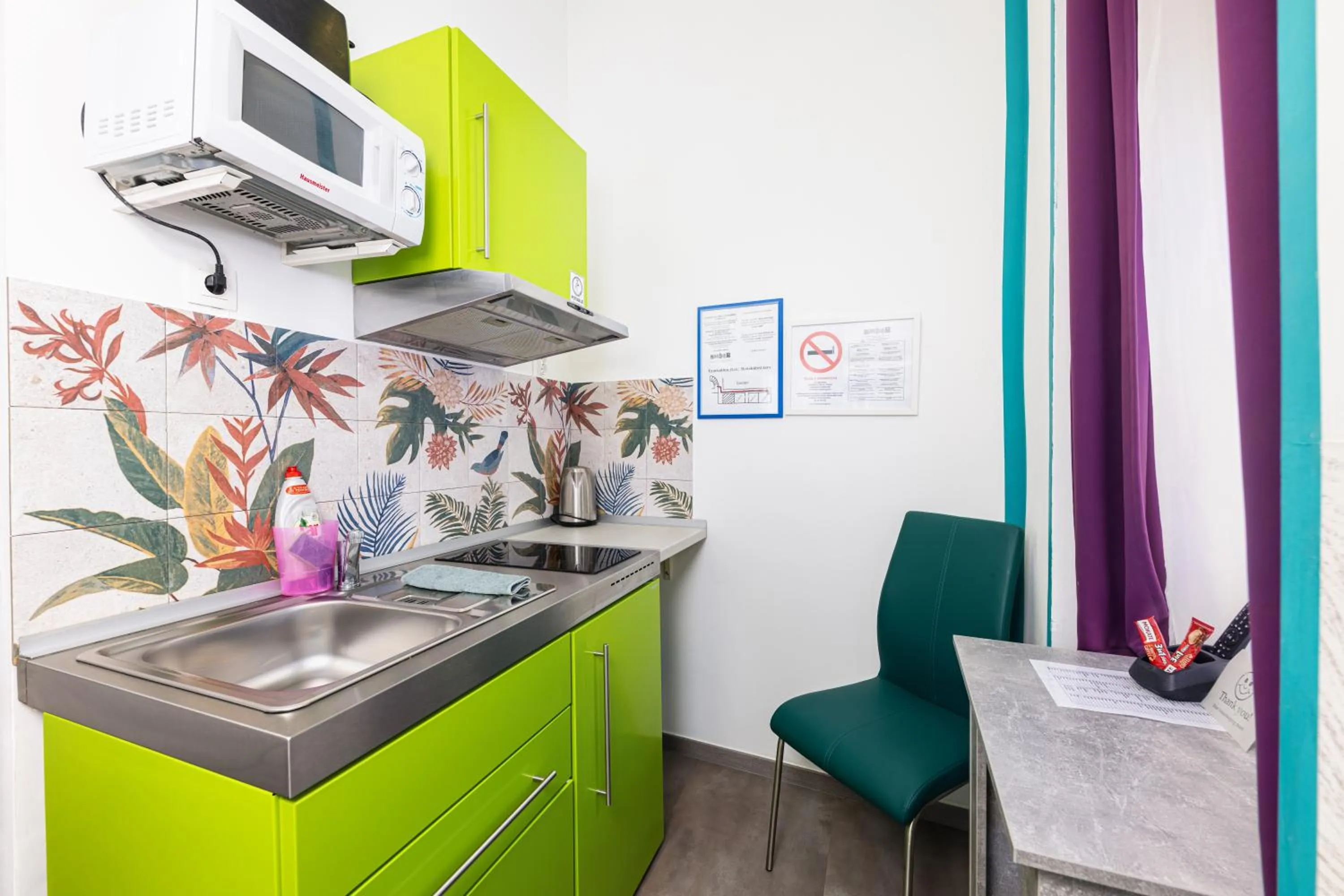 Kitchen or kitchenette in Amber Gardenview Studios Downtown