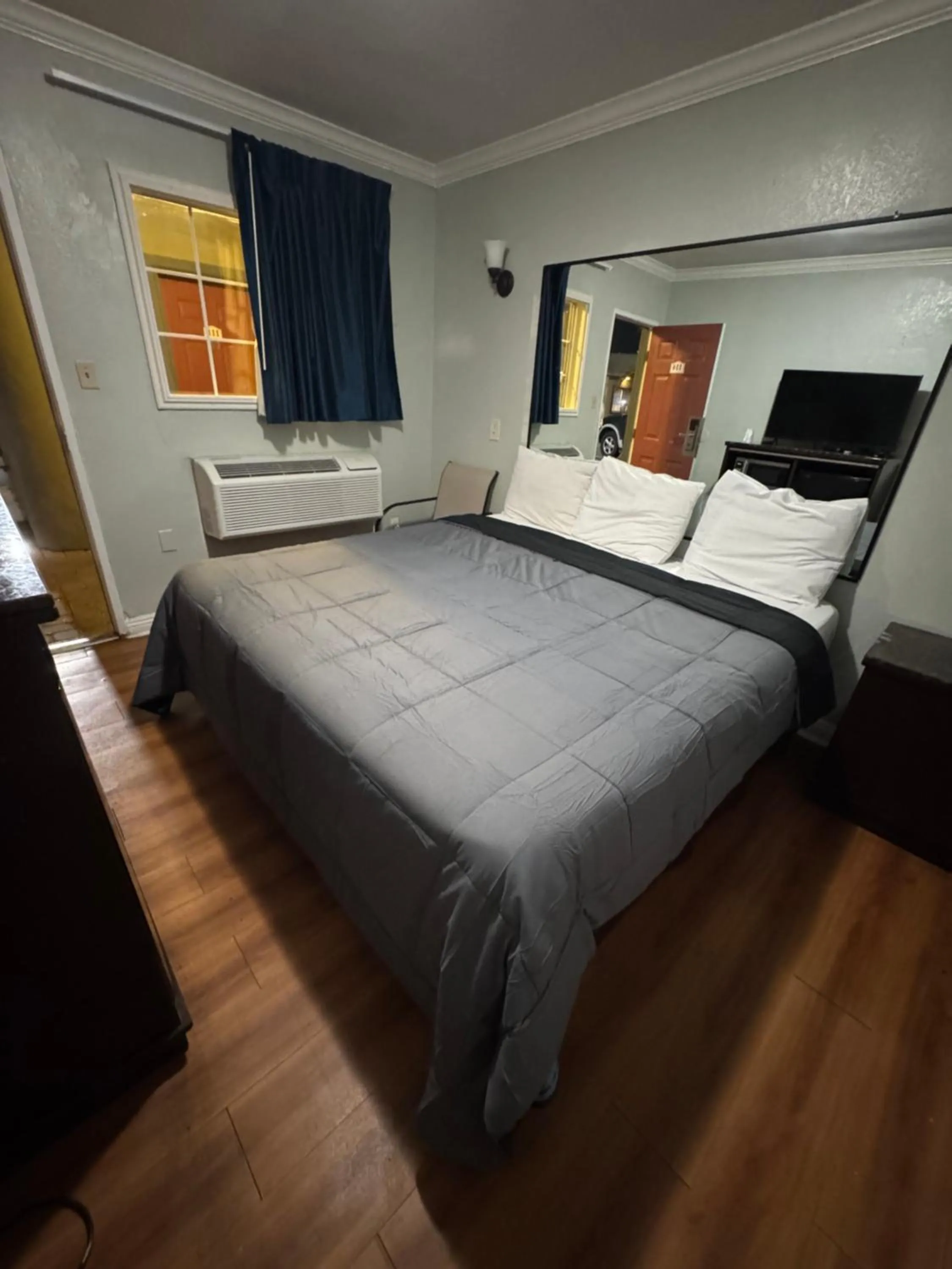 Bed in La Cienega Inn Motel