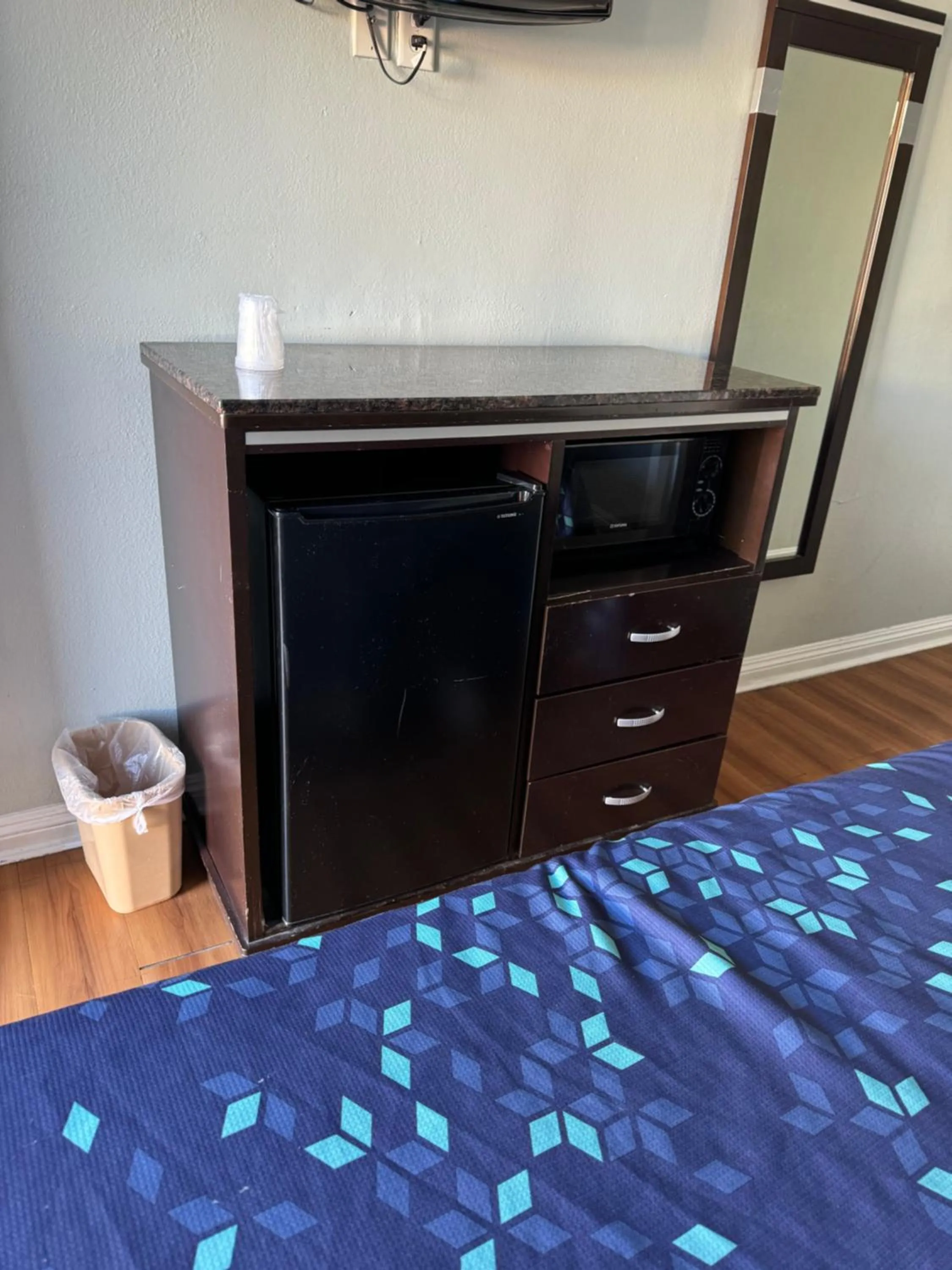 kitchen, Bed in La Cienega Inn Motel