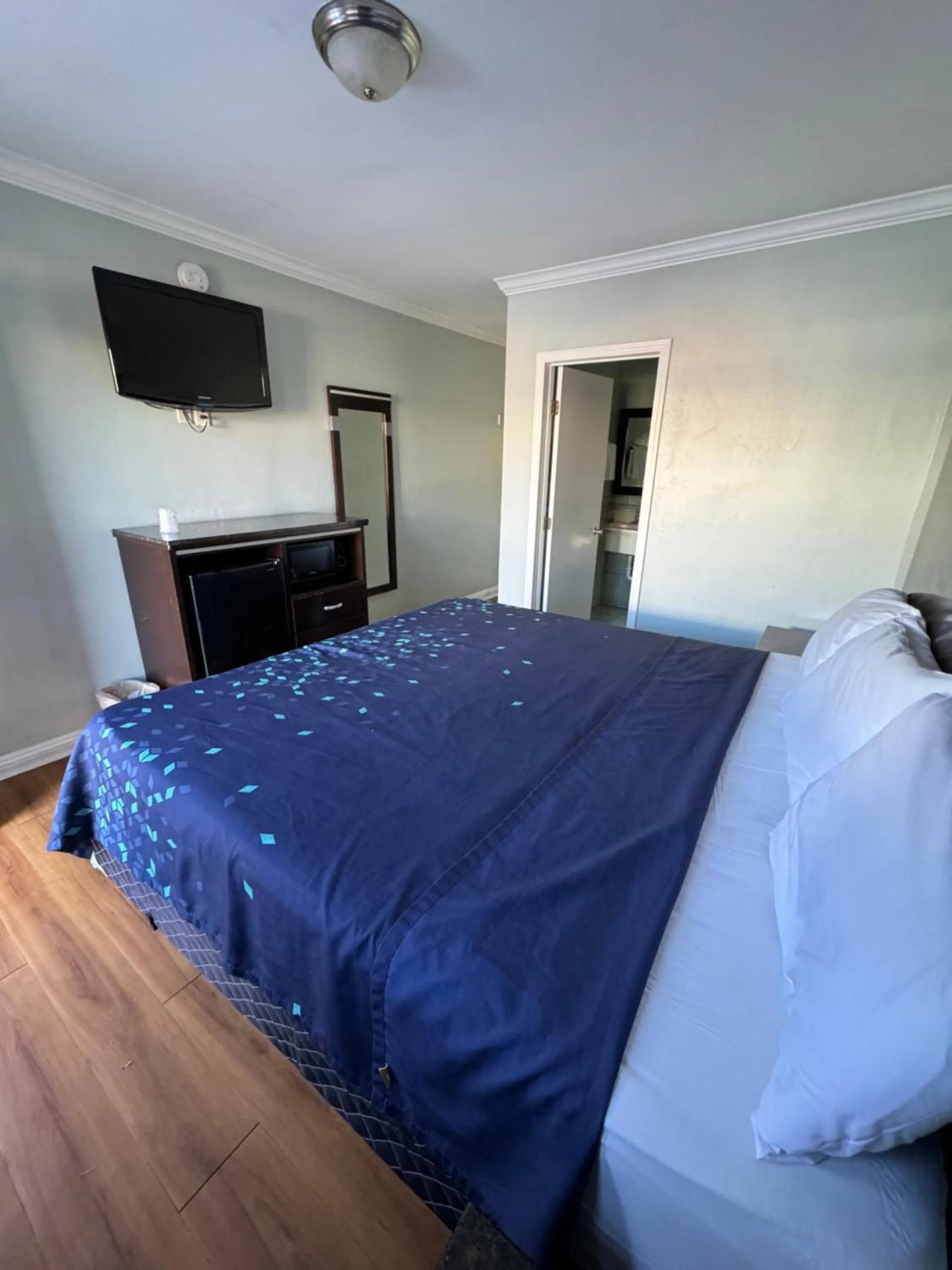 Bed in La Cienega Inn Motel