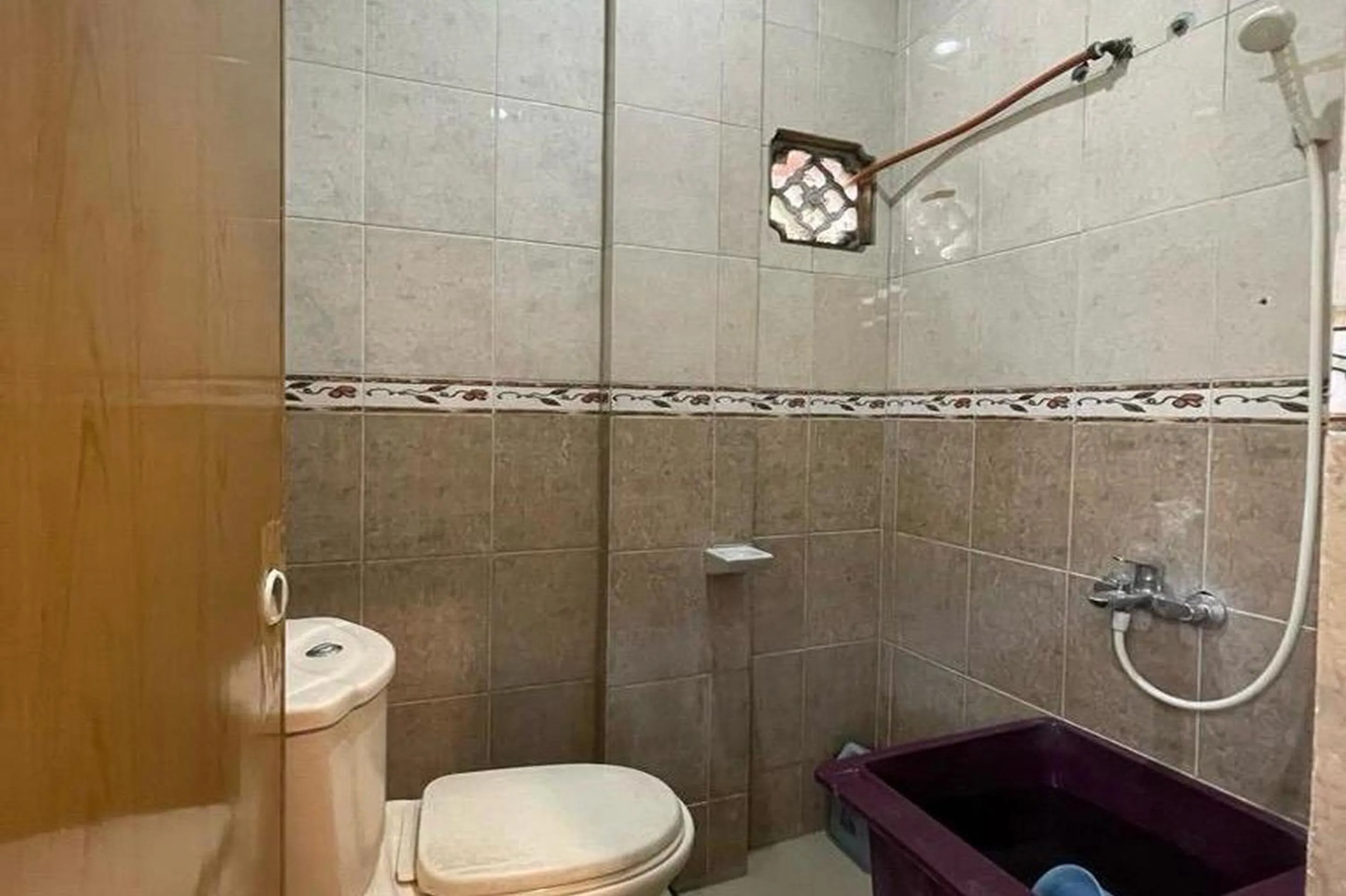 Bathroom in Hotel O Homestay Pakmuklis Syariah 2 Near Taman Mini Lhokseumawe