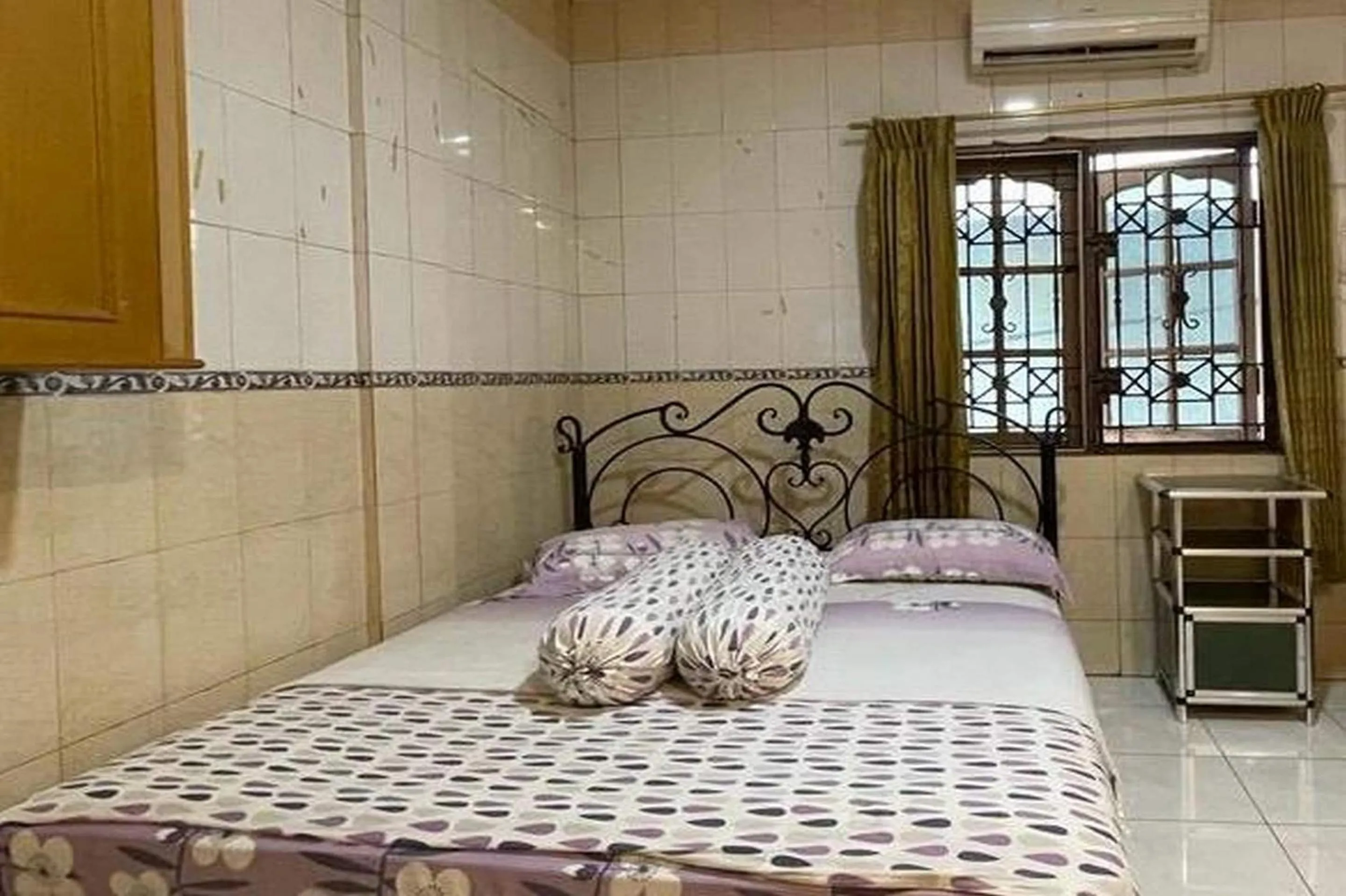 Bedroom, Bed in Hotel O Homestay Pakmuklis Syariah 2 Near Taman Mini Lhokseumawe