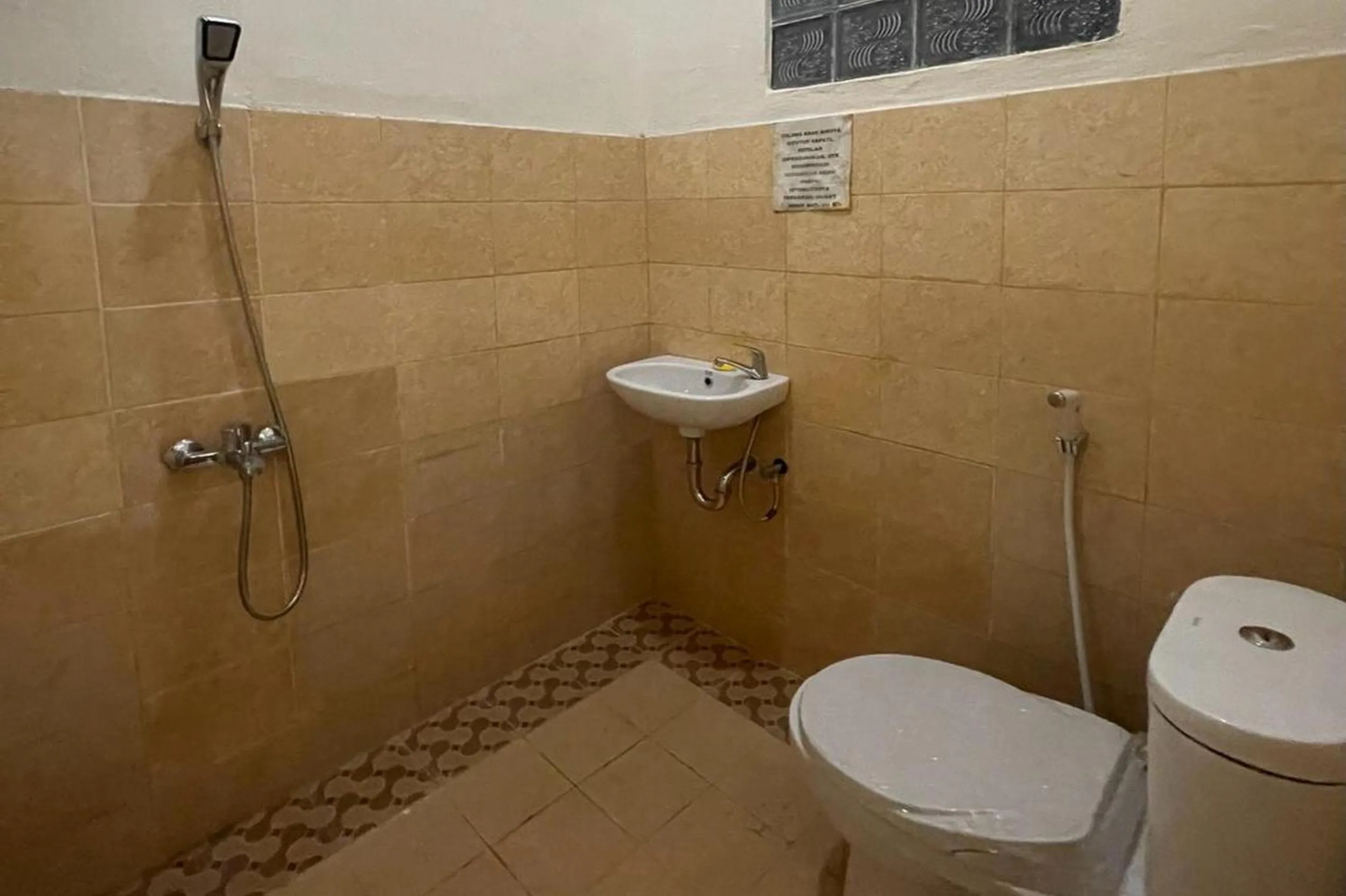 Bathroom in Hotel O Homestay Pakmuklis Syariah 2 Near Taman Mini Lhokseumawe