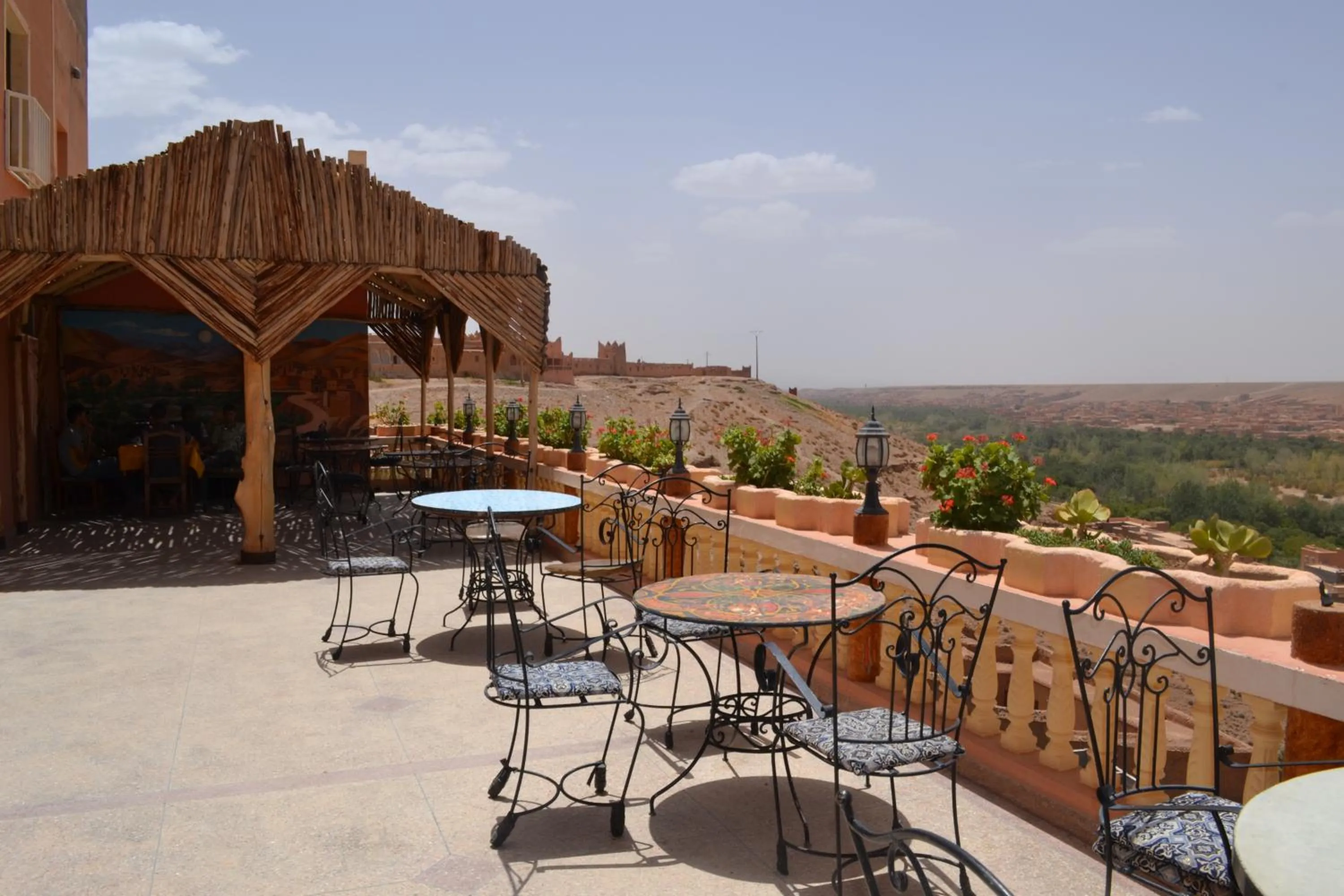 Patio in Hotel Almanader