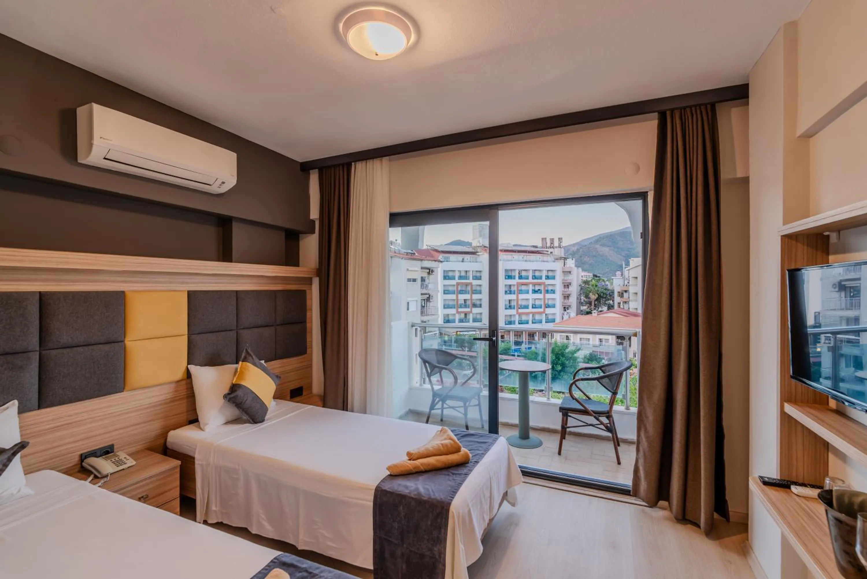Double Room with Balcony - single occupancy in La Vita - La Beiurut Hotel