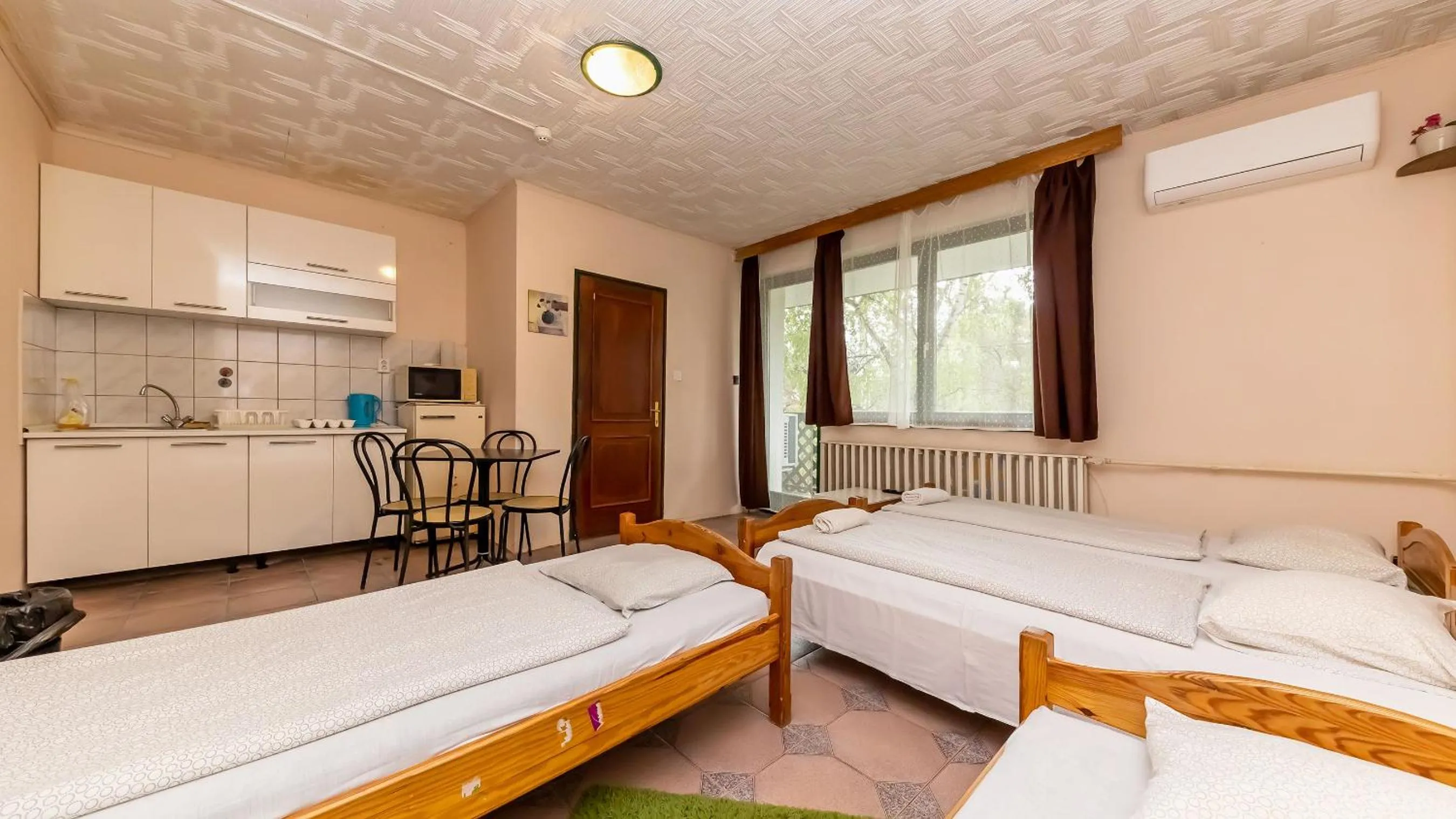 Photo of the whole room in Csillagtúra Panzió