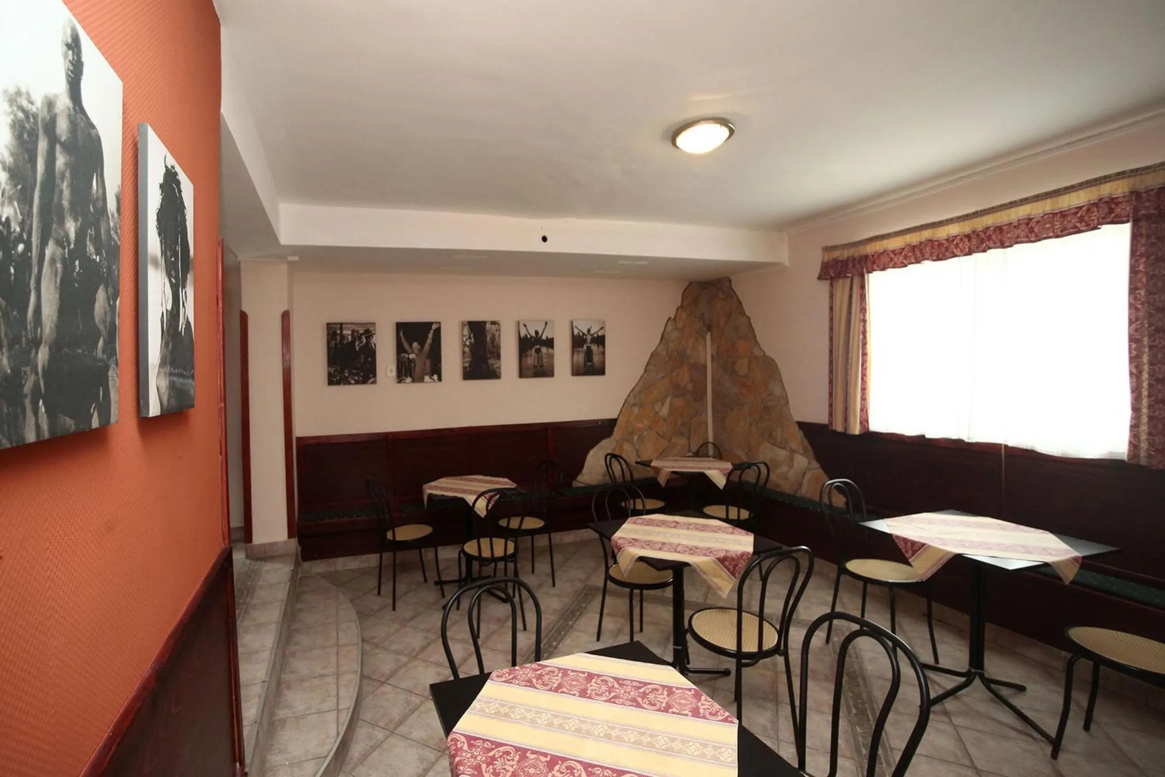 Communal lounge/ TV room, Restaurant/Places to Eat in Csillagtúra Panzió