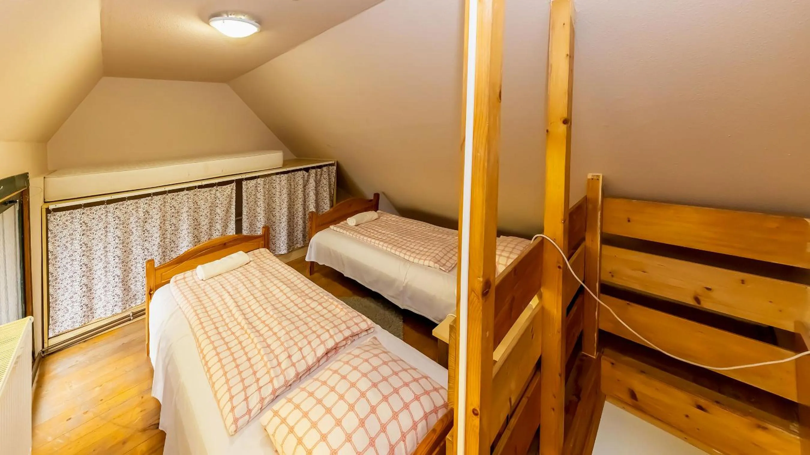 Photo of the whole room in Csillagtúra Panzió