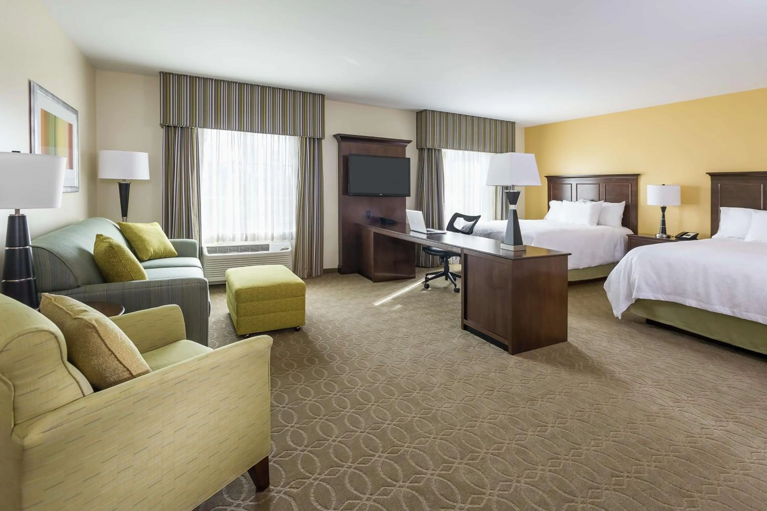 Bed in Hampton Inn & Suites Philadelphia Montgomeryville