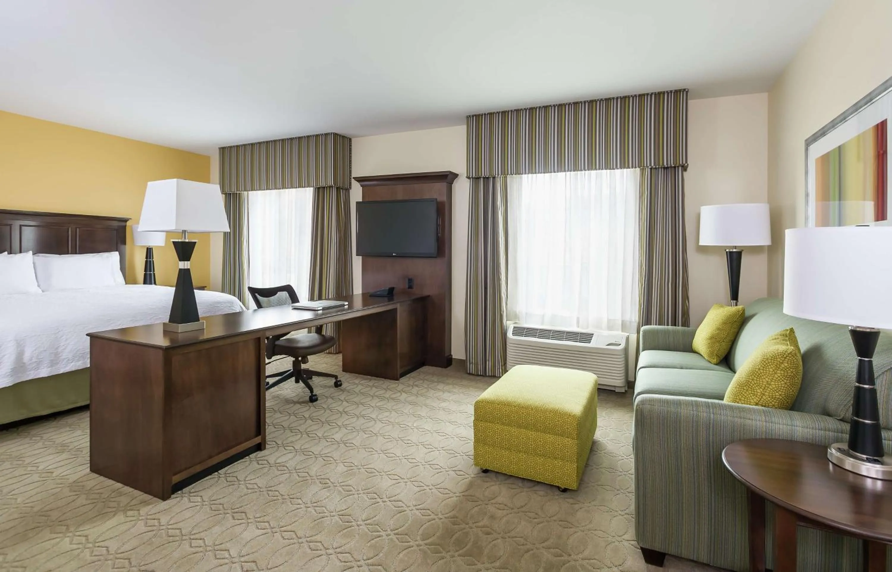 Bed in Hampton Inn & Suites Philadelphia Montgomeryville