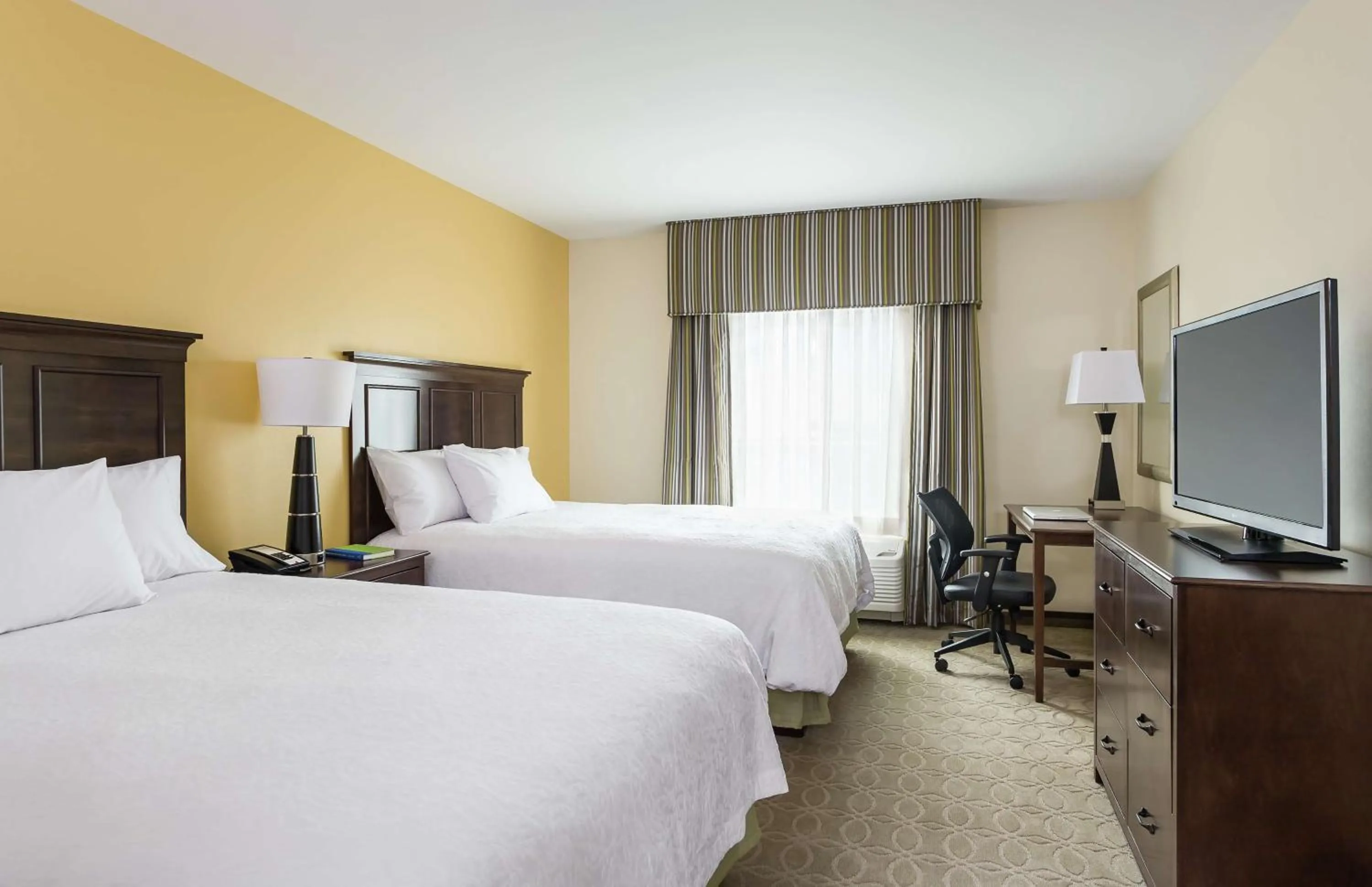 Bed in Hampton Inn & Suites Philadelphia Montgomeryville