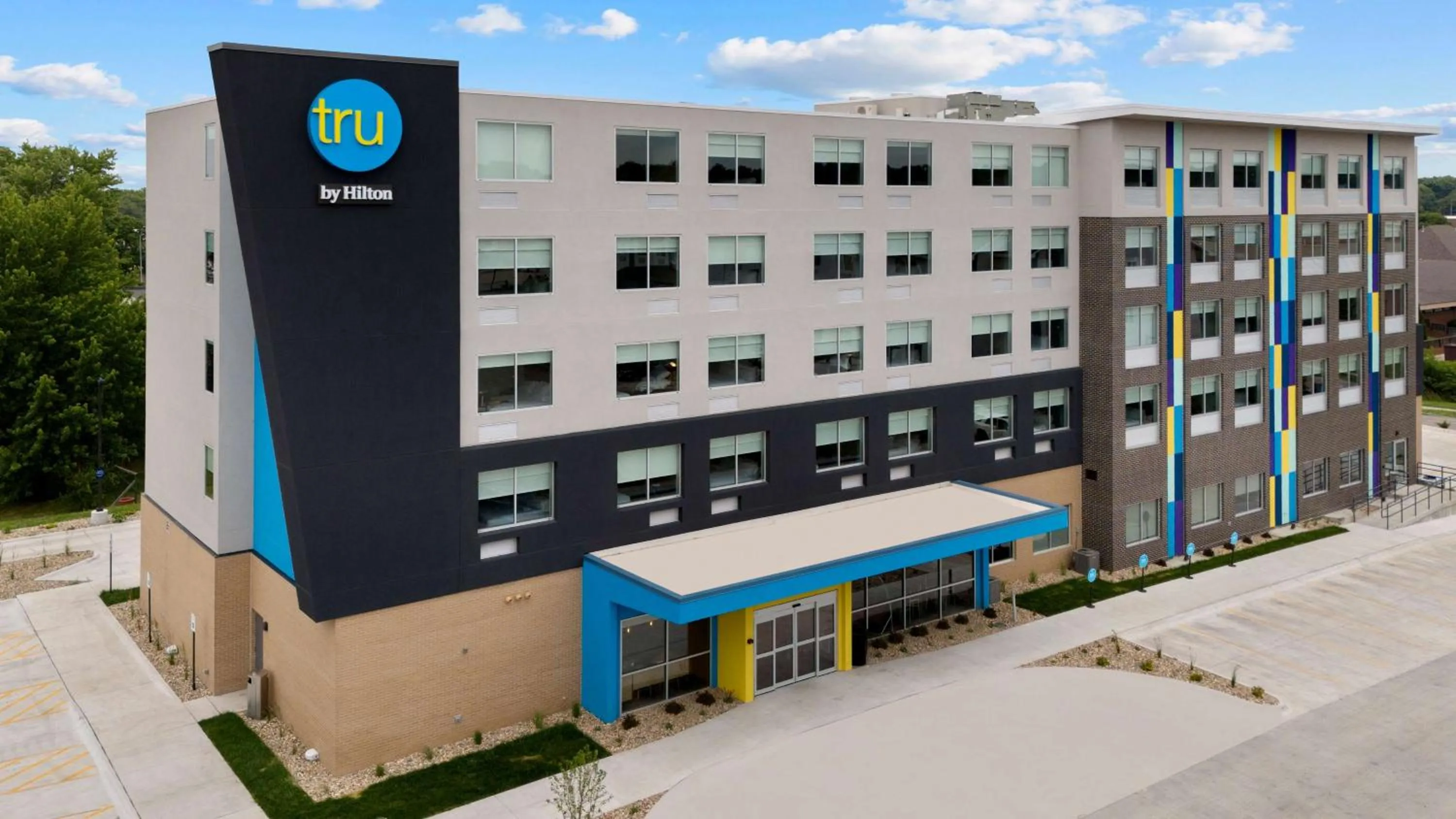 Property building in Tru By Hilton Lincoln East