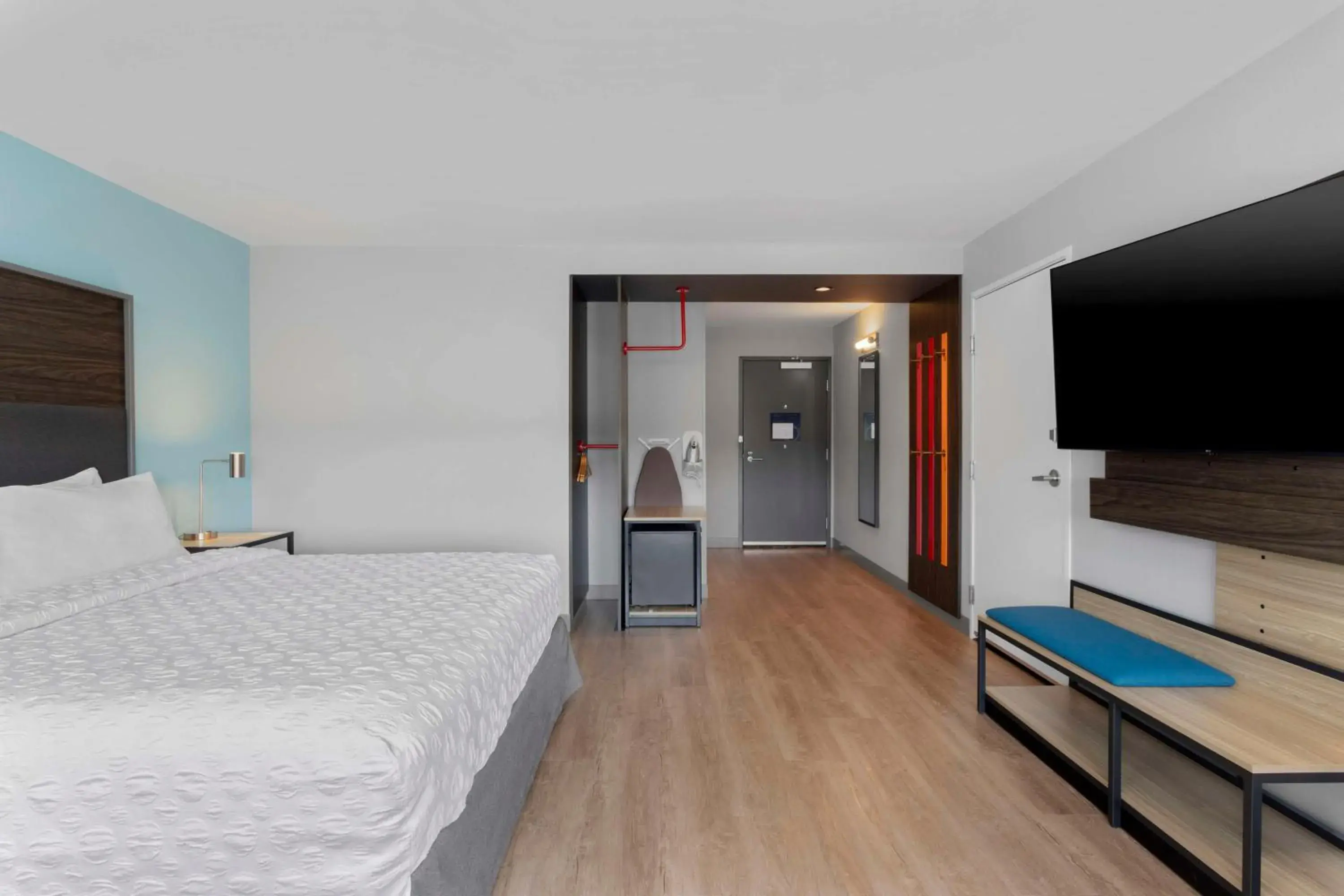 King Room with Roll-In Shower - Mobility Access in Tru By Hilton Lincoln East King Room with Roll-In Shower - Mobility Access in Tru By Hilton Lincoln East