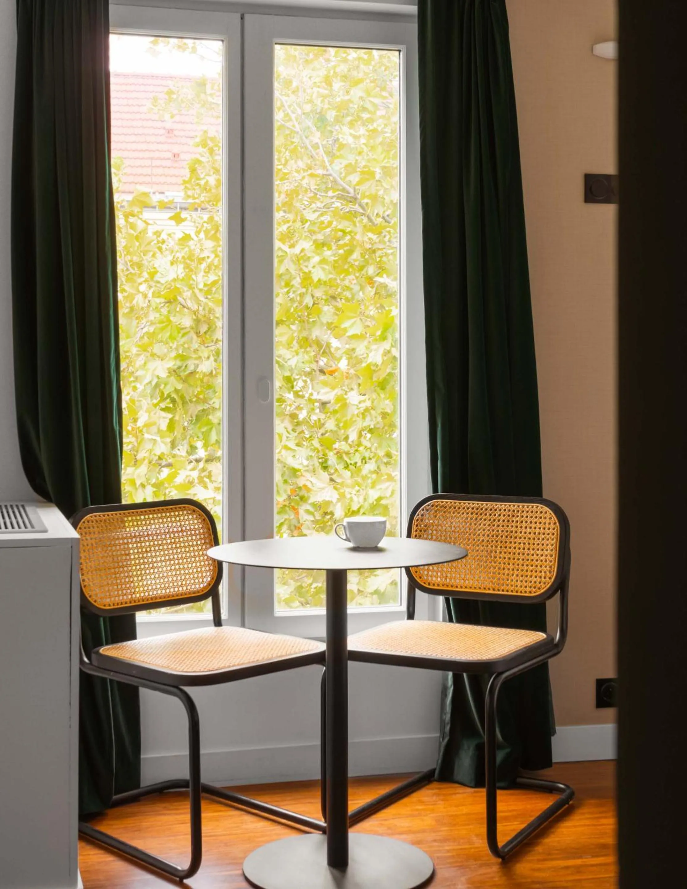 Dining area in Limehome Paris Montmartre