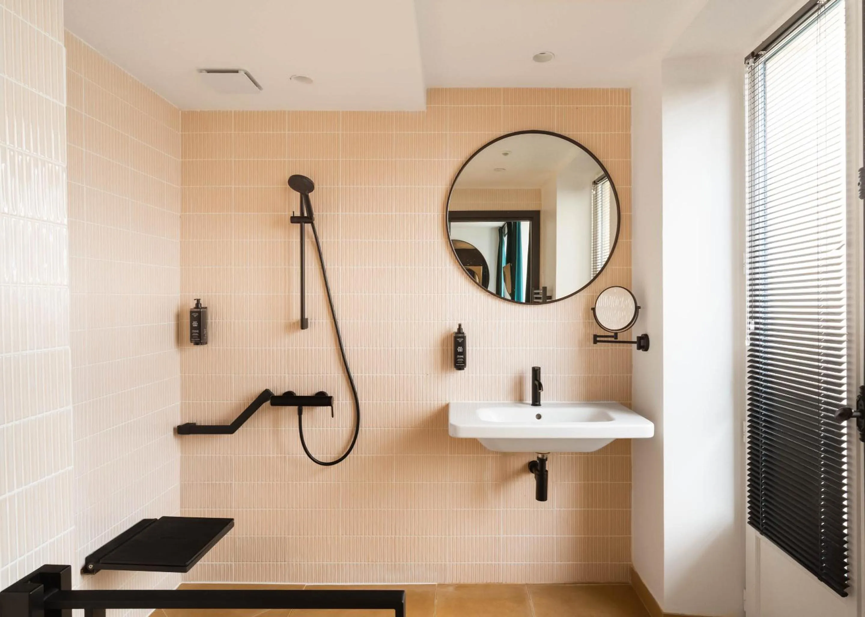 Shower in Limehome Paris Montmartre