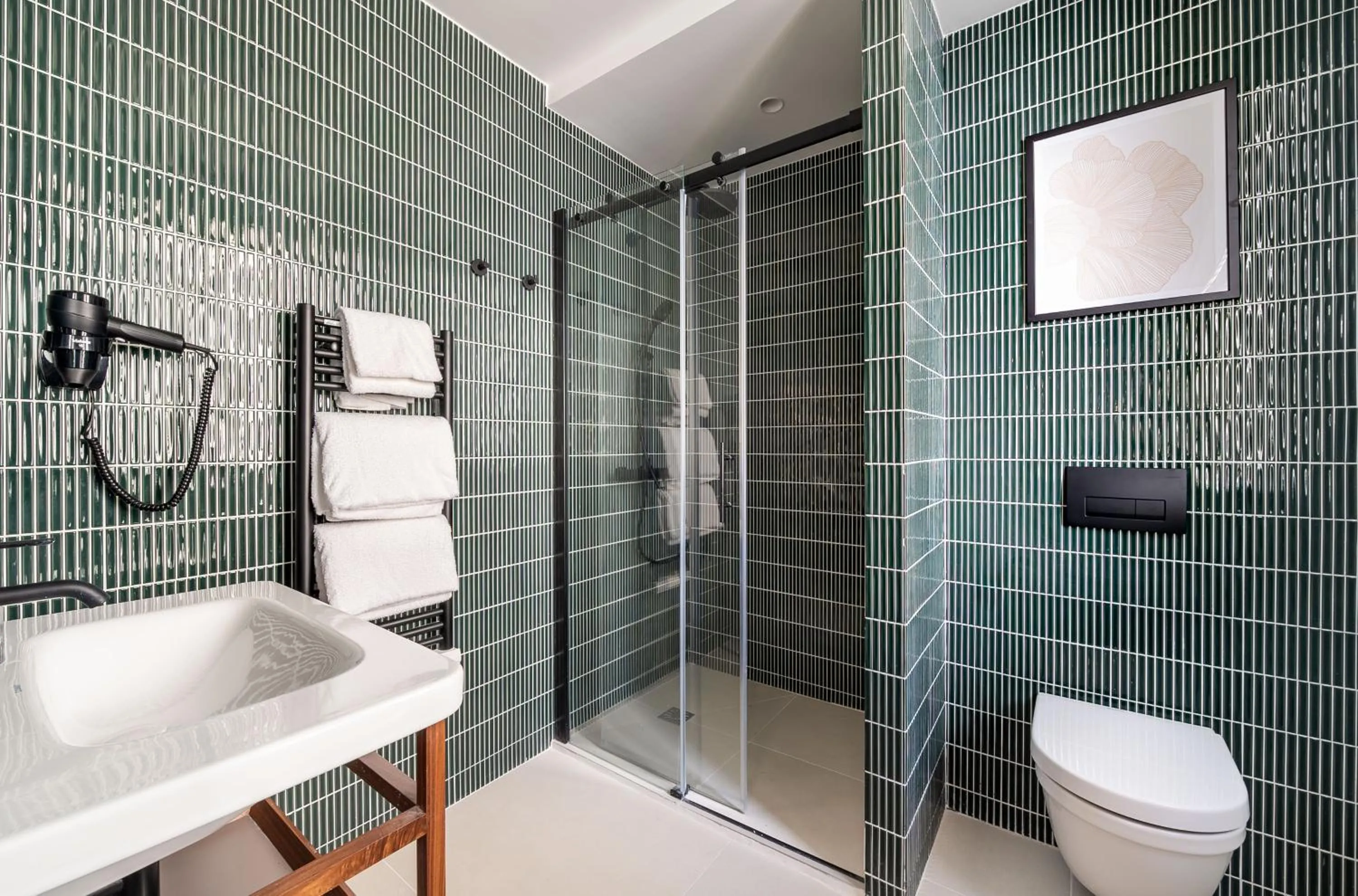 Shower in Makom Montmartre