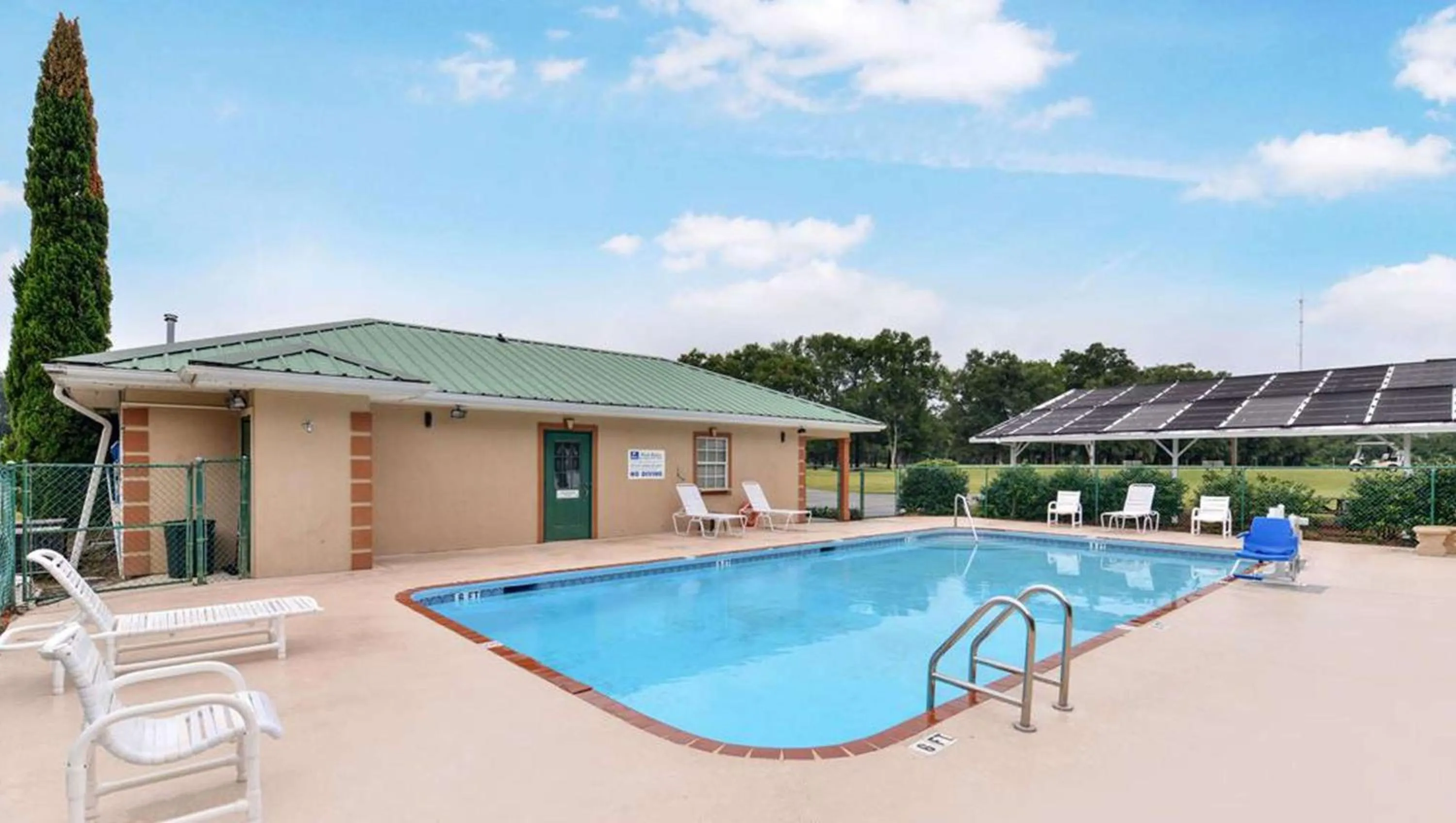 Swimming pool in Wildwood Inn