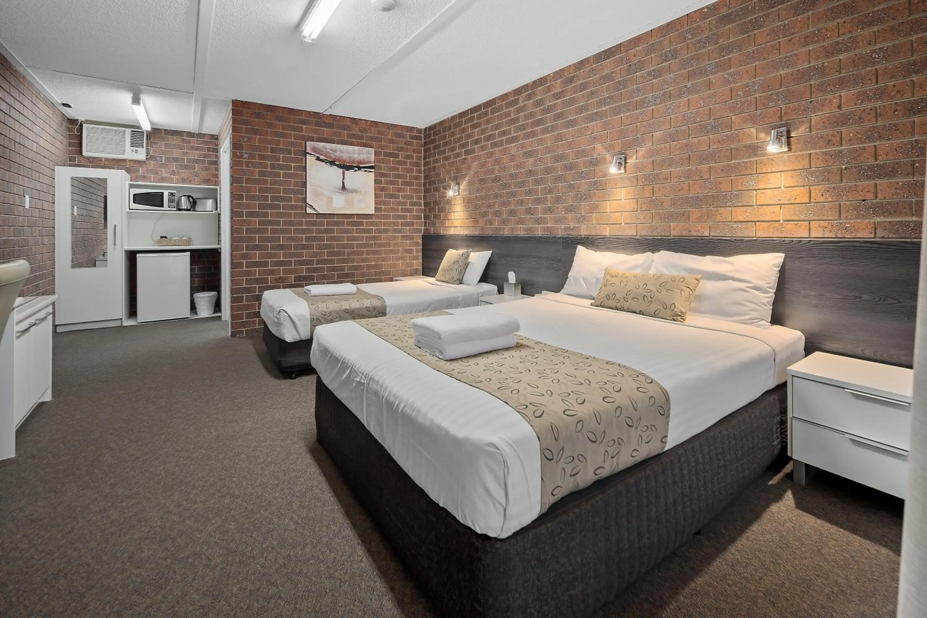 Photo of the whole room, Bed in Healesville Motor Inn