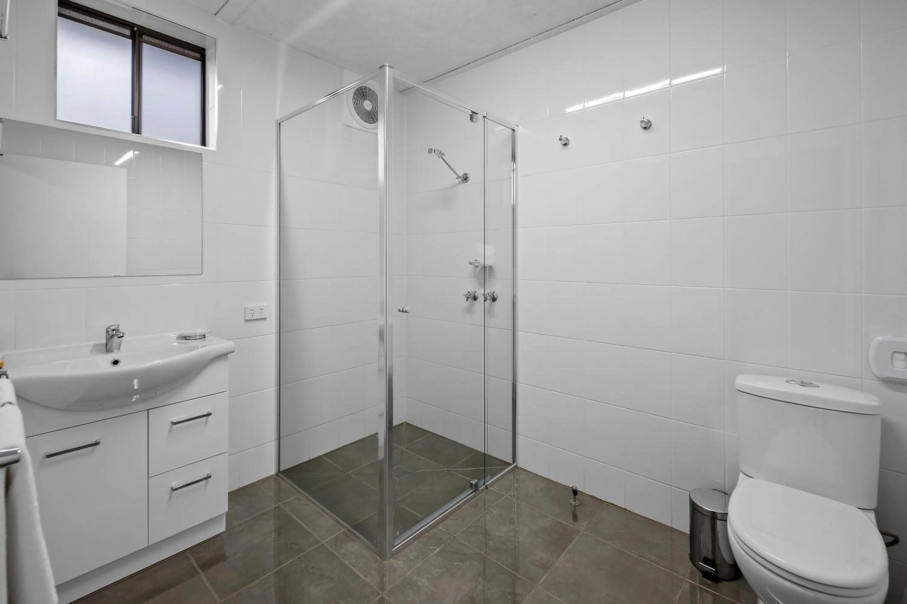 Bathroom in Healesville Motor Inn