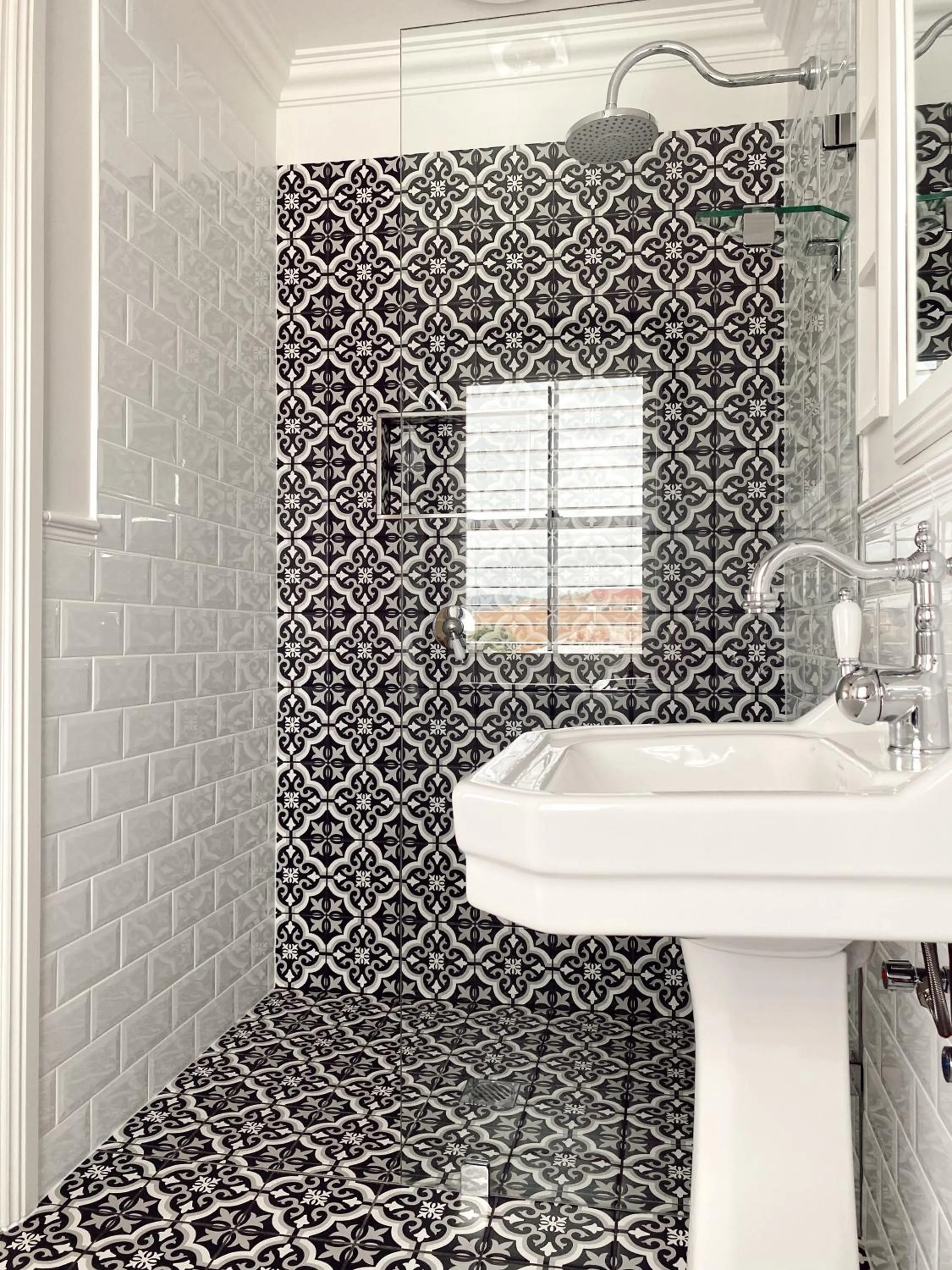 Shower in Heritage House Motel & Units